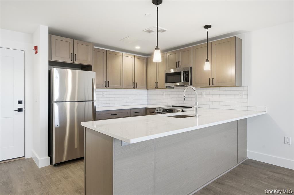 #12 photo, 180 Deer Park Avenue, سوفولك Babylon , NY 11702