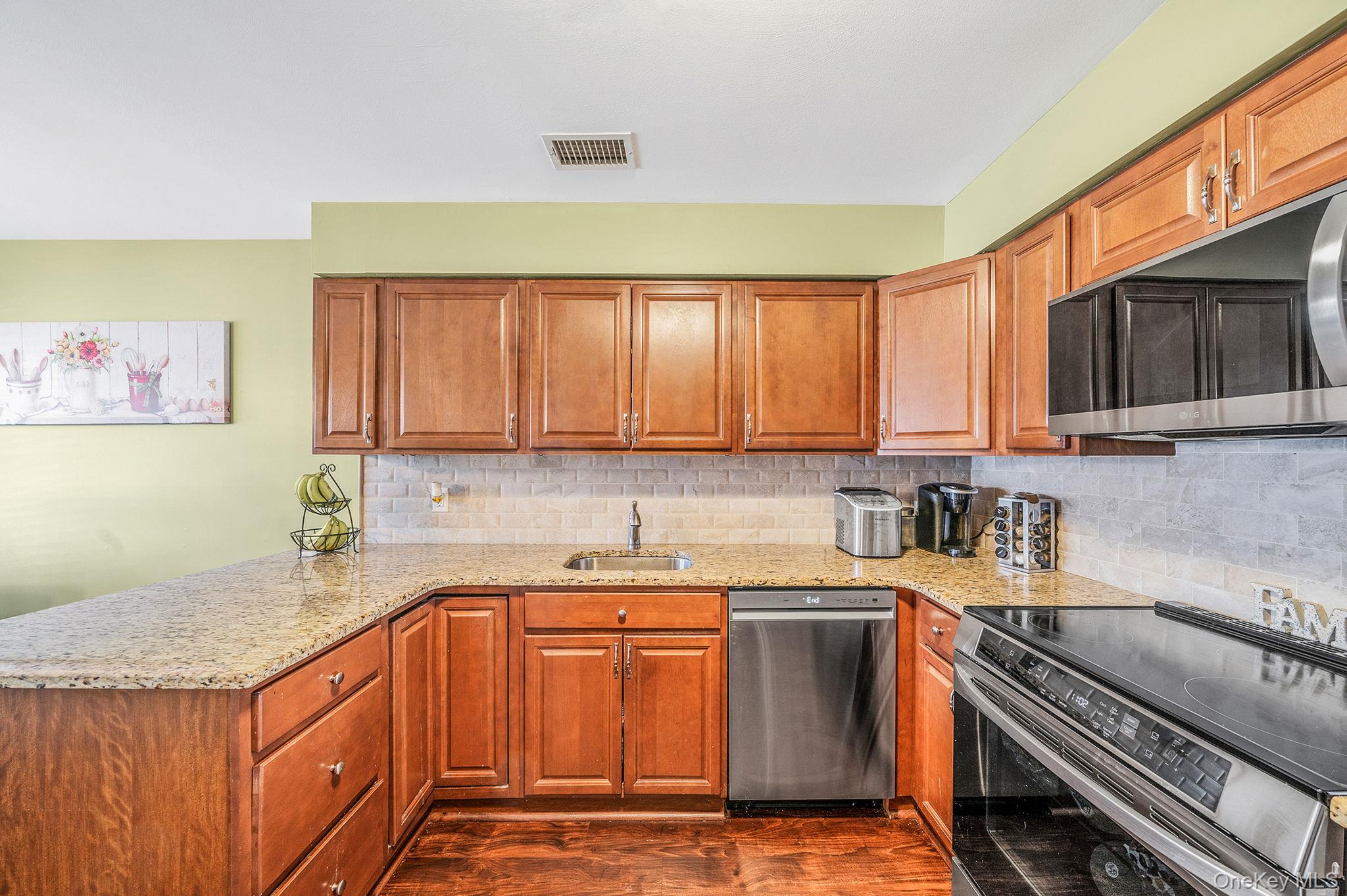 #10 photo, 23 Gazebo Lane, Holtsville , NY 11742