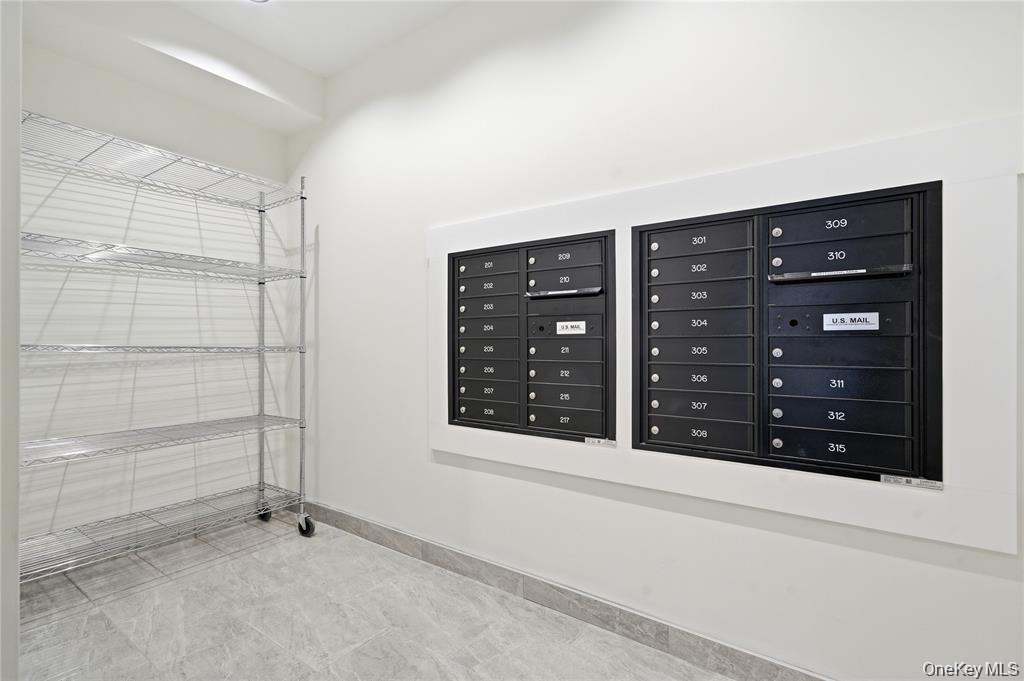 #17 photo, 180 Deer Park Avenue, 東長島 Babylon , NY 11702