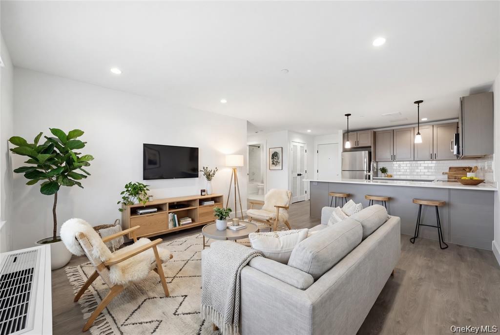 #4 photo, 180 Deer Park Avenue, 東長島 Babylon , NY 11702