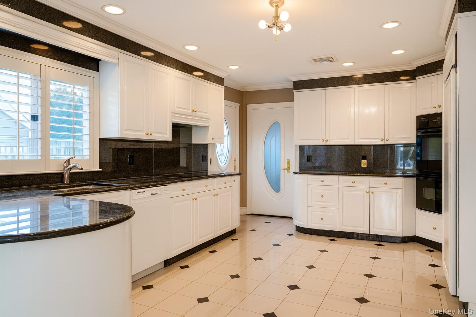 #12 photo, 130 Wampum Lane, 東長島 西艾斯利普 West Islip , NY 11795