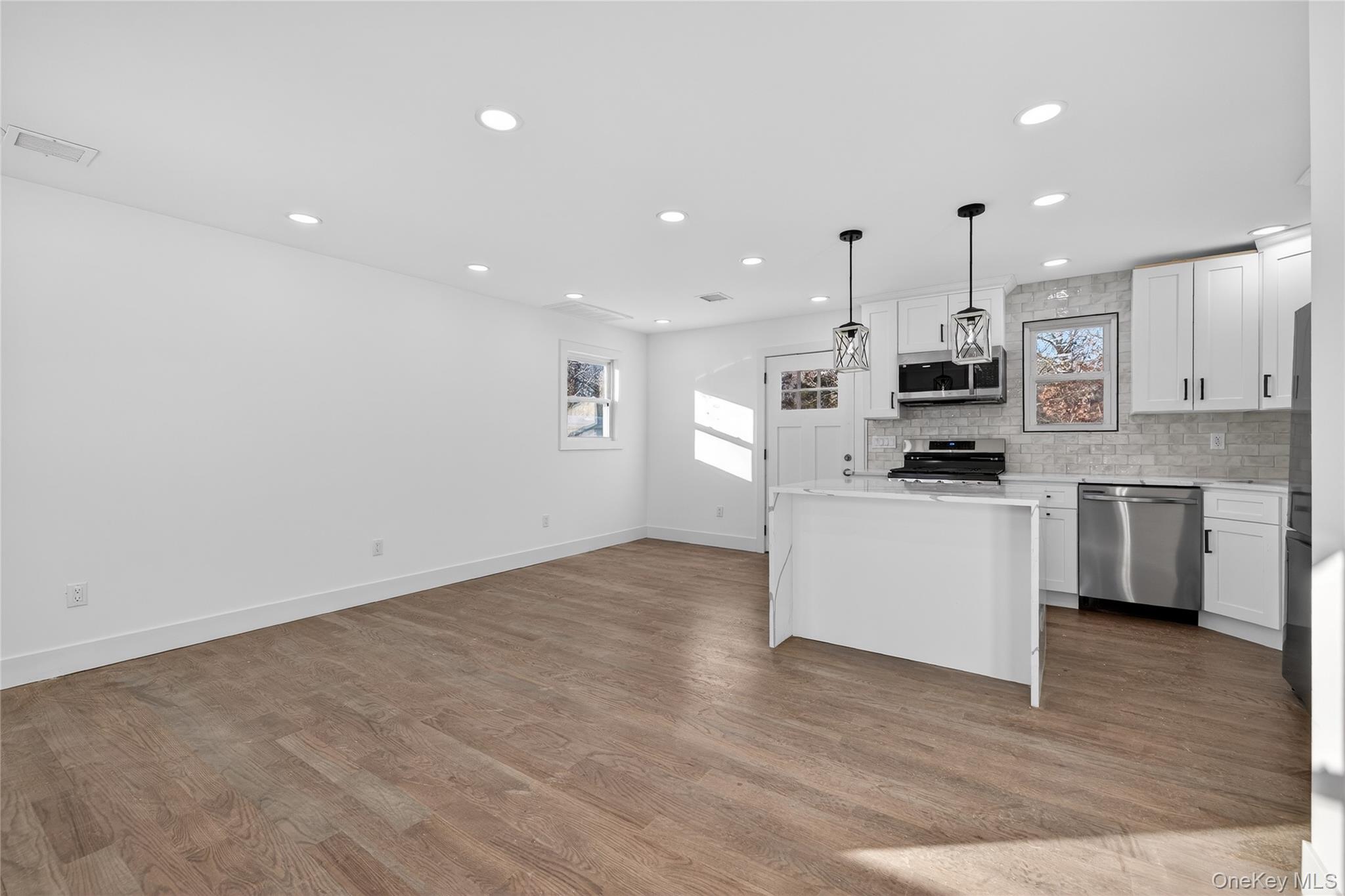 #10 photo, 39 E Oakdale Street, सफ़ोक काउंटी Bay Shore , NY 11706