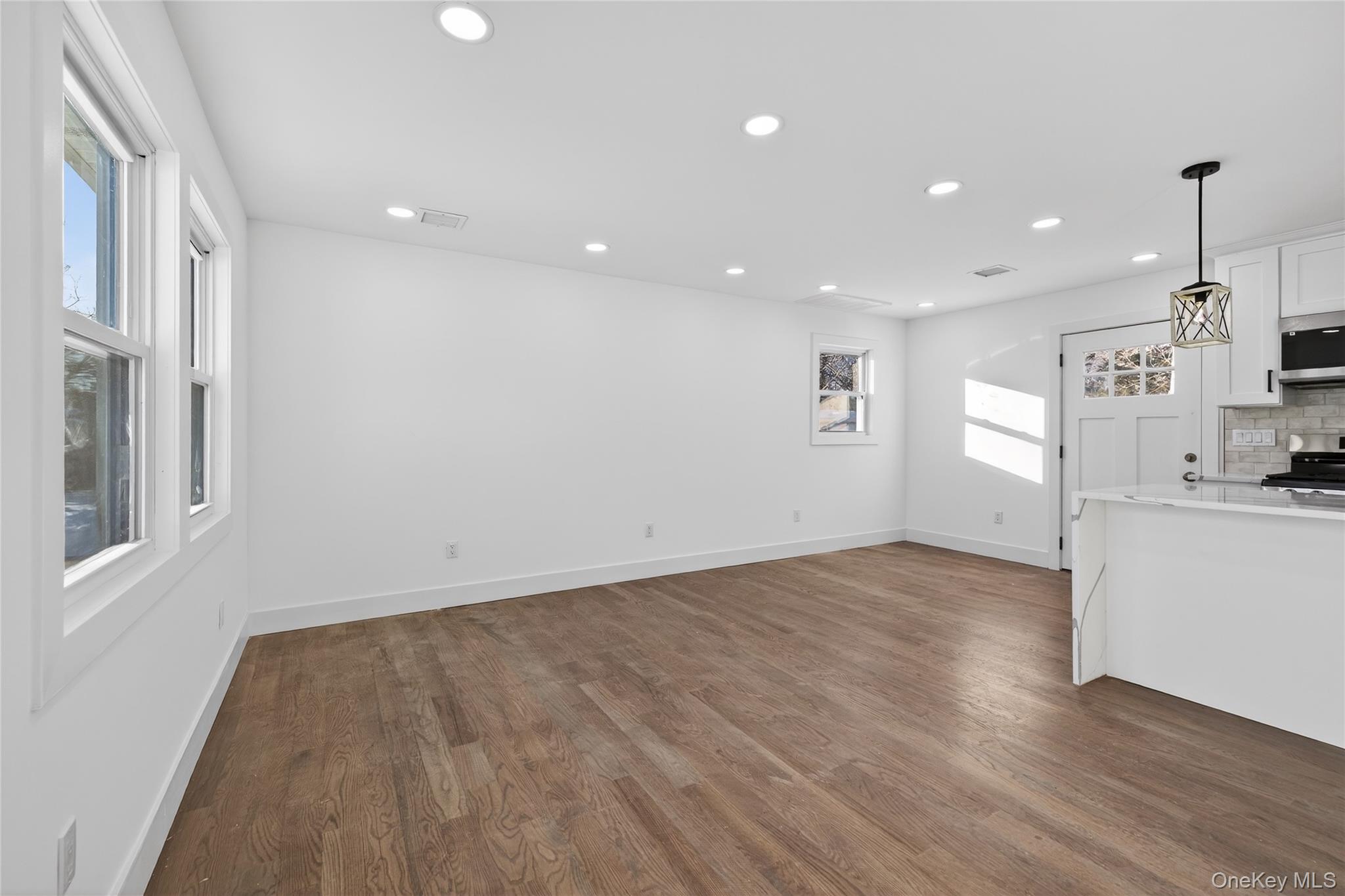 #11 photo, 39 E Oakdale Street, सफ़ोक काउंटी Bay Shore , NY 11706