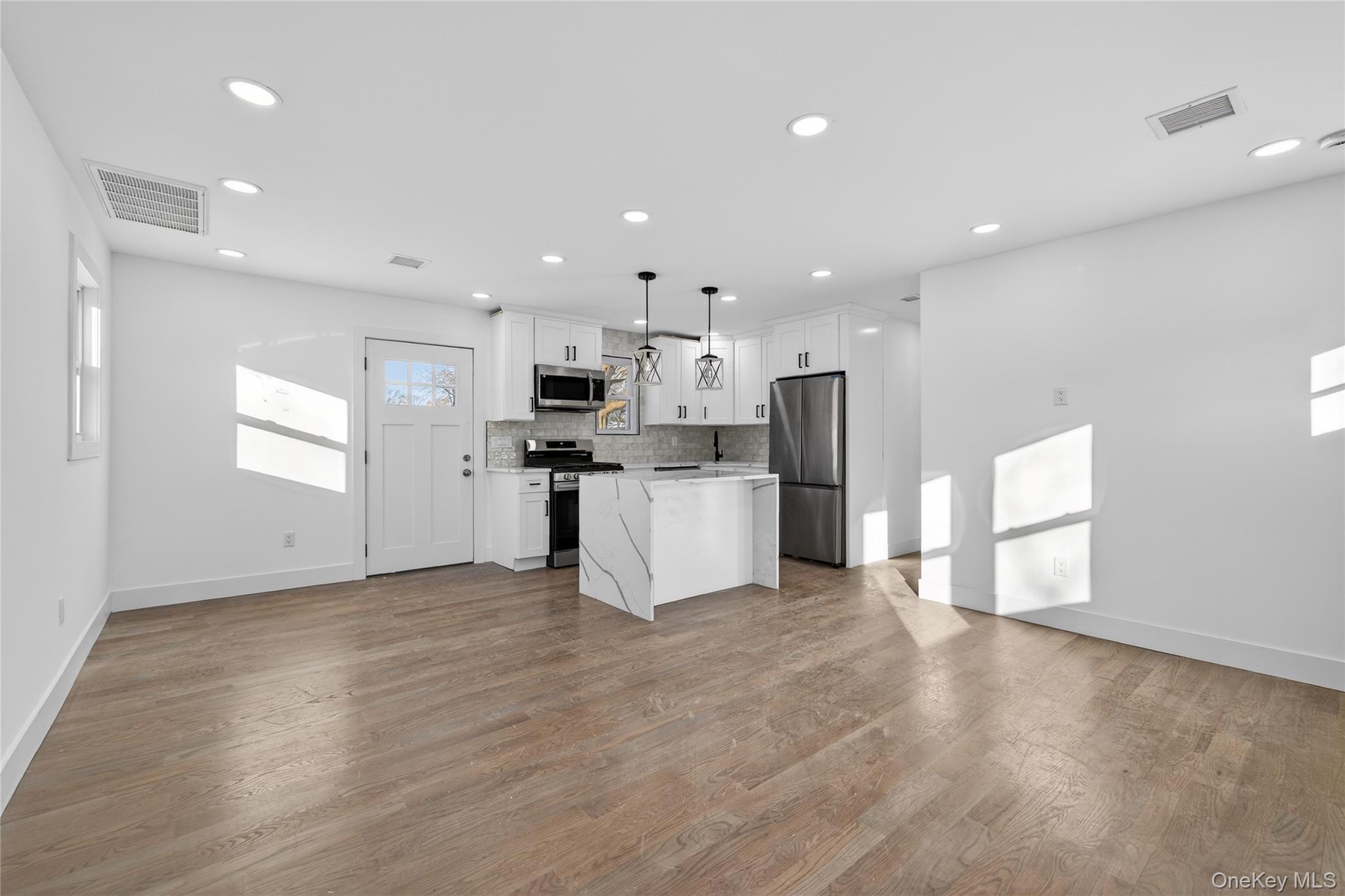 #12 photo, 39 E Oakdale Street, सफ़ोक काउंटी Bay Shore , NY 11706