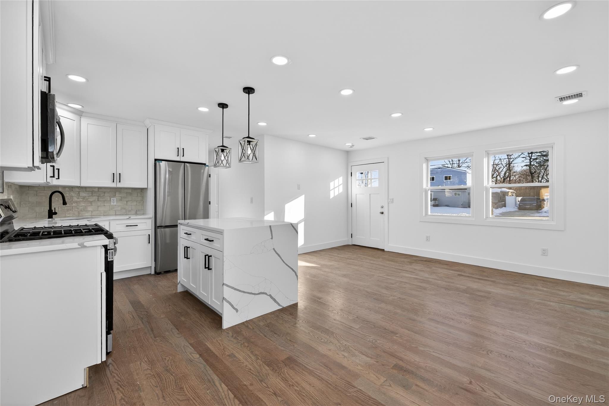 #13 photo, 39 E Oakdale Street, सफ़ोक काउंटी Bay Shore , NY 11706