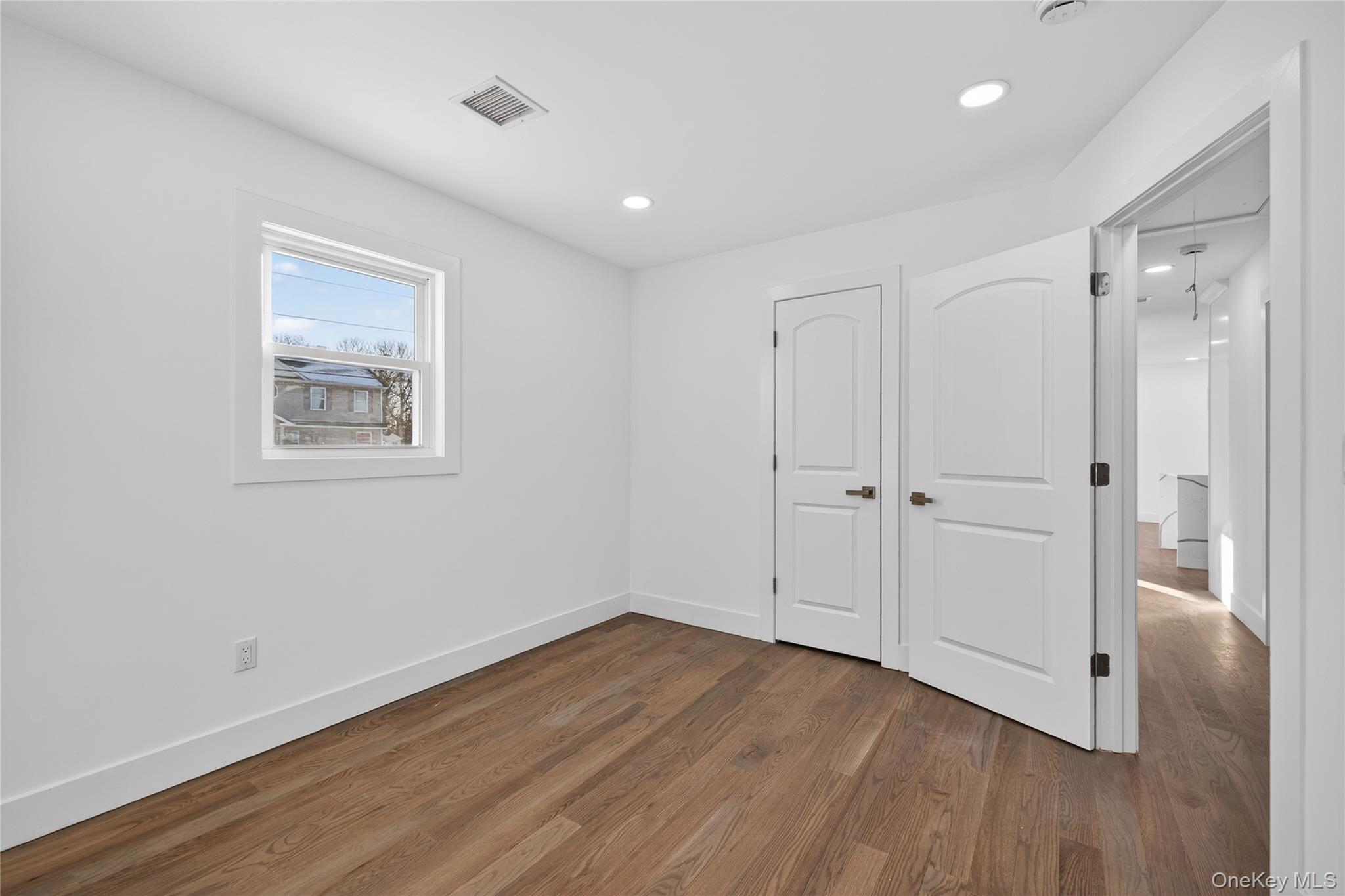 #15 photo, 39 E Oakdale Street, सफ़ोक काउंटी Bay Shore , NY 11706