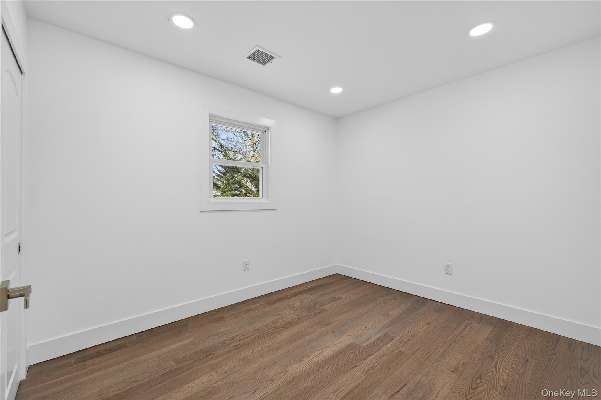 #16 photo, 39 E Oakdale Street, सफ़ोक काउंटी Bay Shore , NY 11706