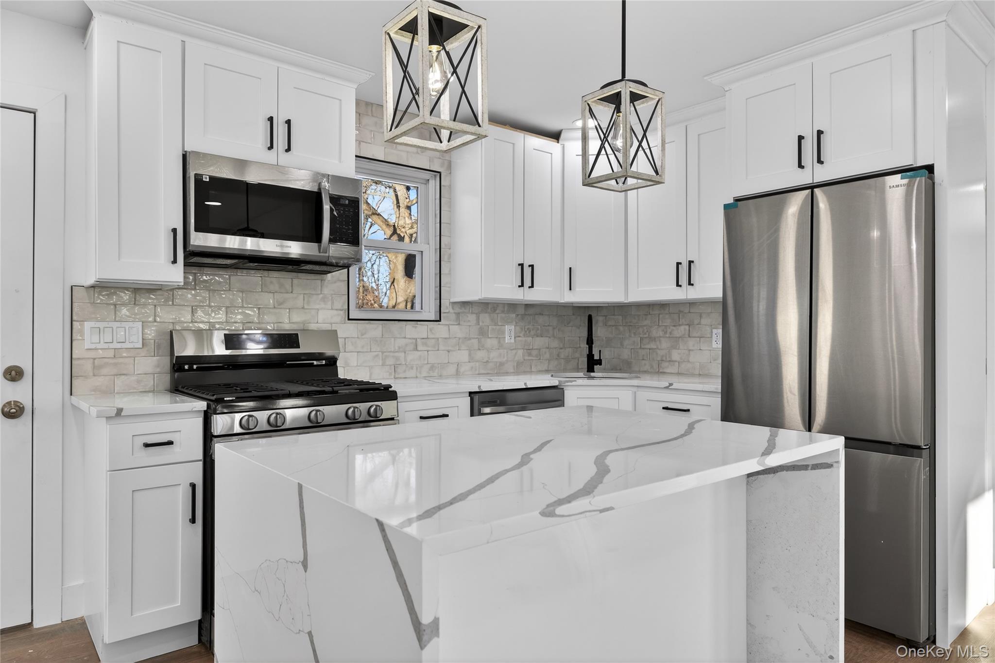 #17 photo, 39 E Oakdale Street, सफ़ोक काउंटी Bay Shore , NY 11706