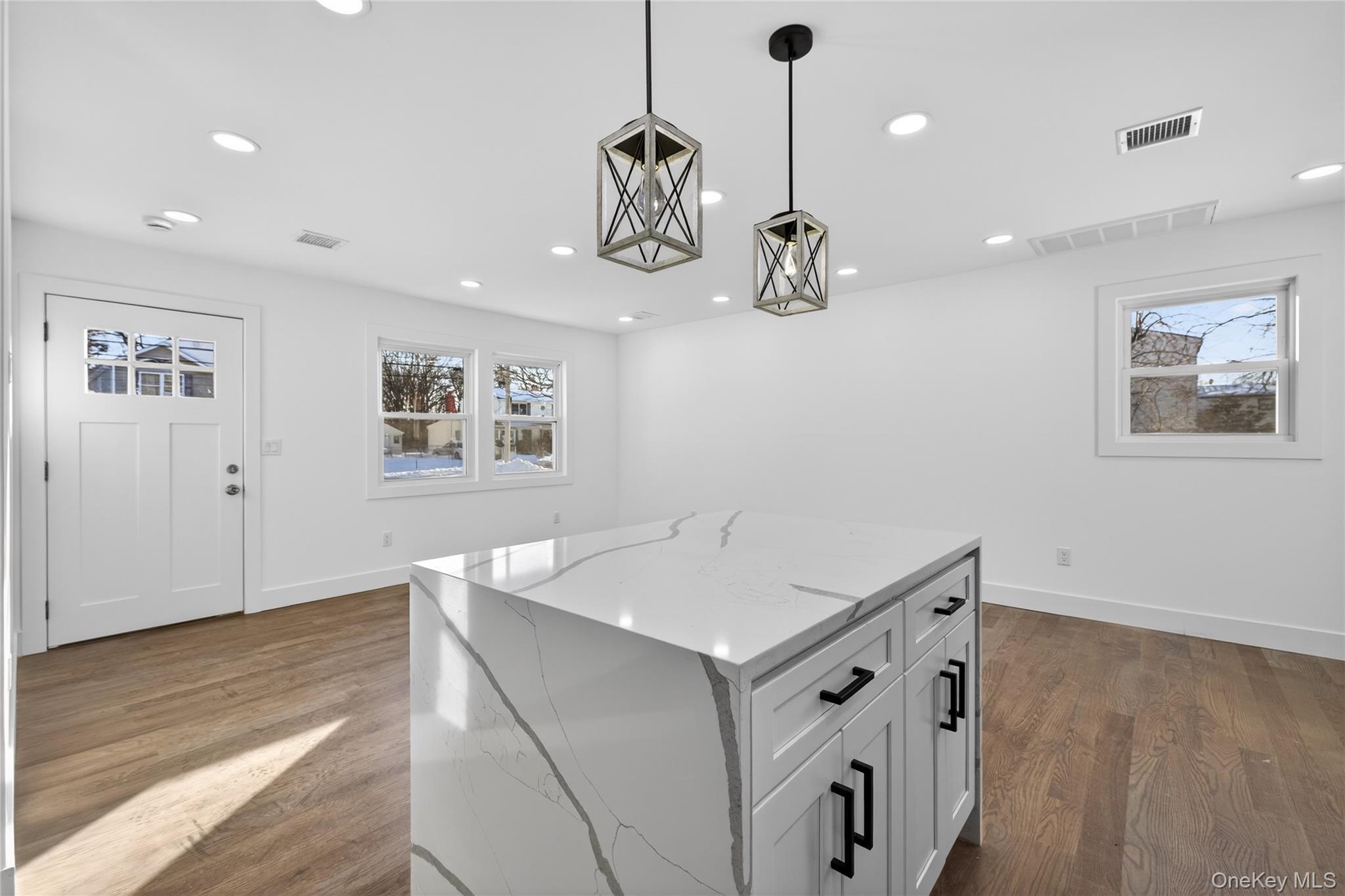 #19 photo, 39 E Oakdale Street, सफ़ोक काउंटी Bay Shore , NY 11706