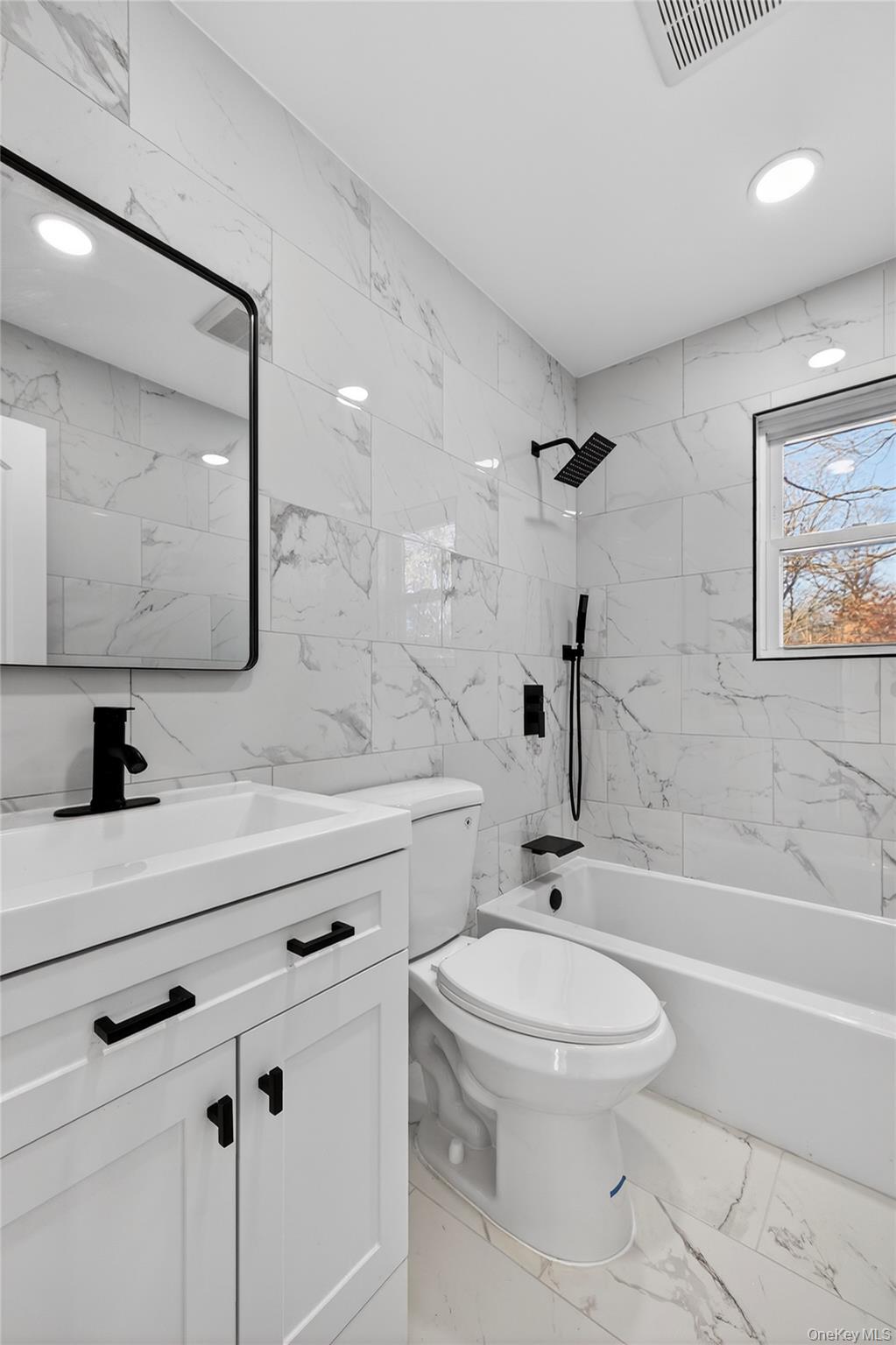 #3 photo, 39 E Oakdale Street, सफ़ोक काउंटी Bay Shore , NY 11706