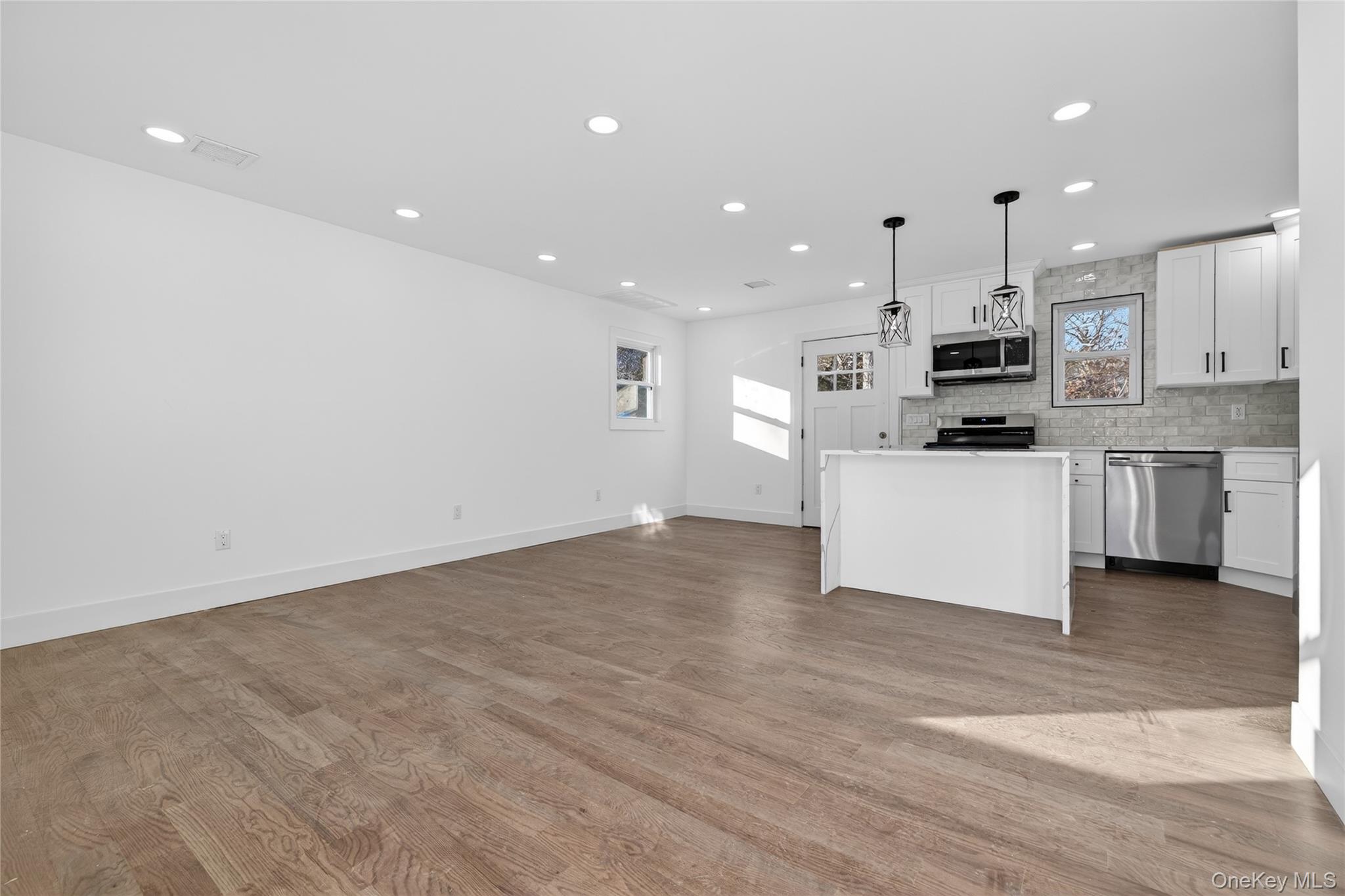 #9 photo, 39 E Oakdale Street, सफ़ोक काउंटी Bay Shore , NY 11706