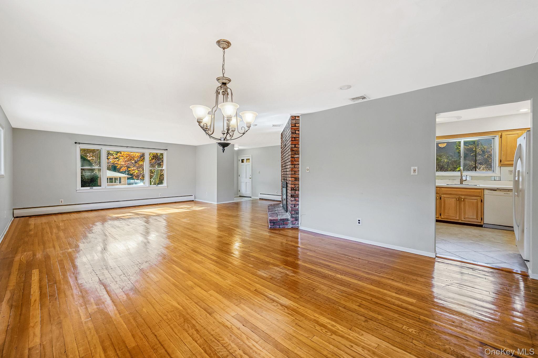 #11 photo, 23 Princeton Drive, سوفولك Dix Hills , NY 11746