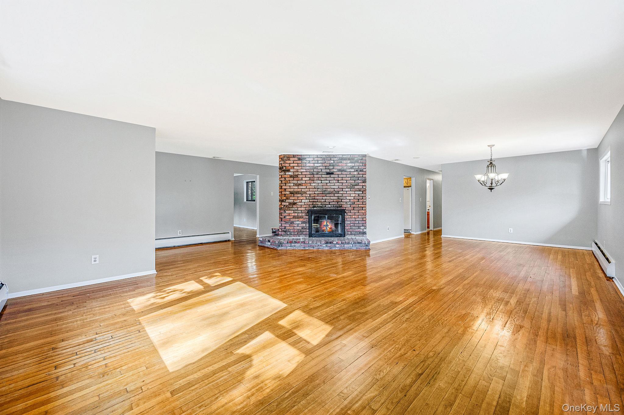 #13 photo, 23 Princeton Drive, سوفولك Dix Hills , NY 11746