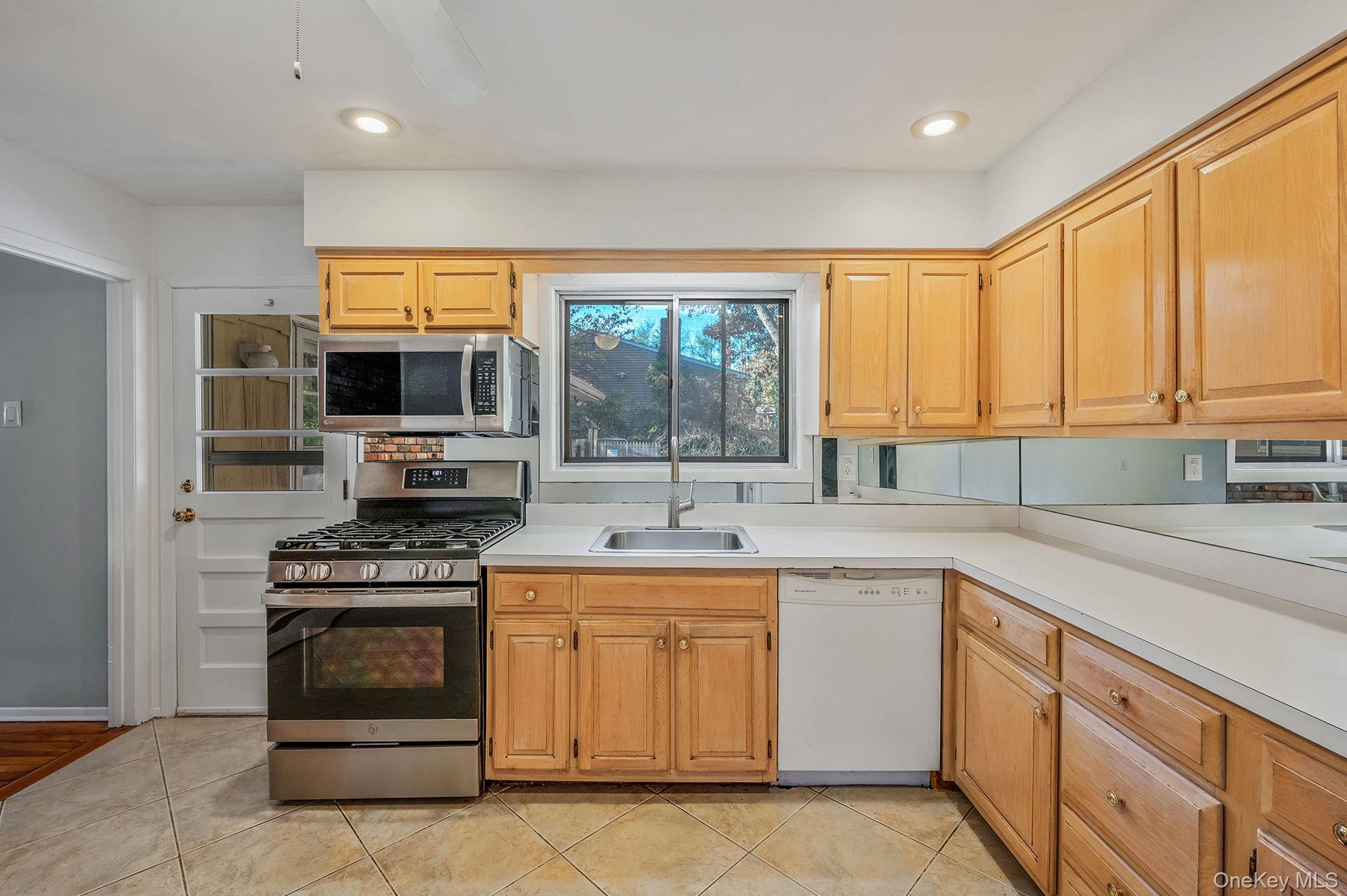 #15 photo, 23 Princeton Drive, سوفولك Dix Hills , NY 11746