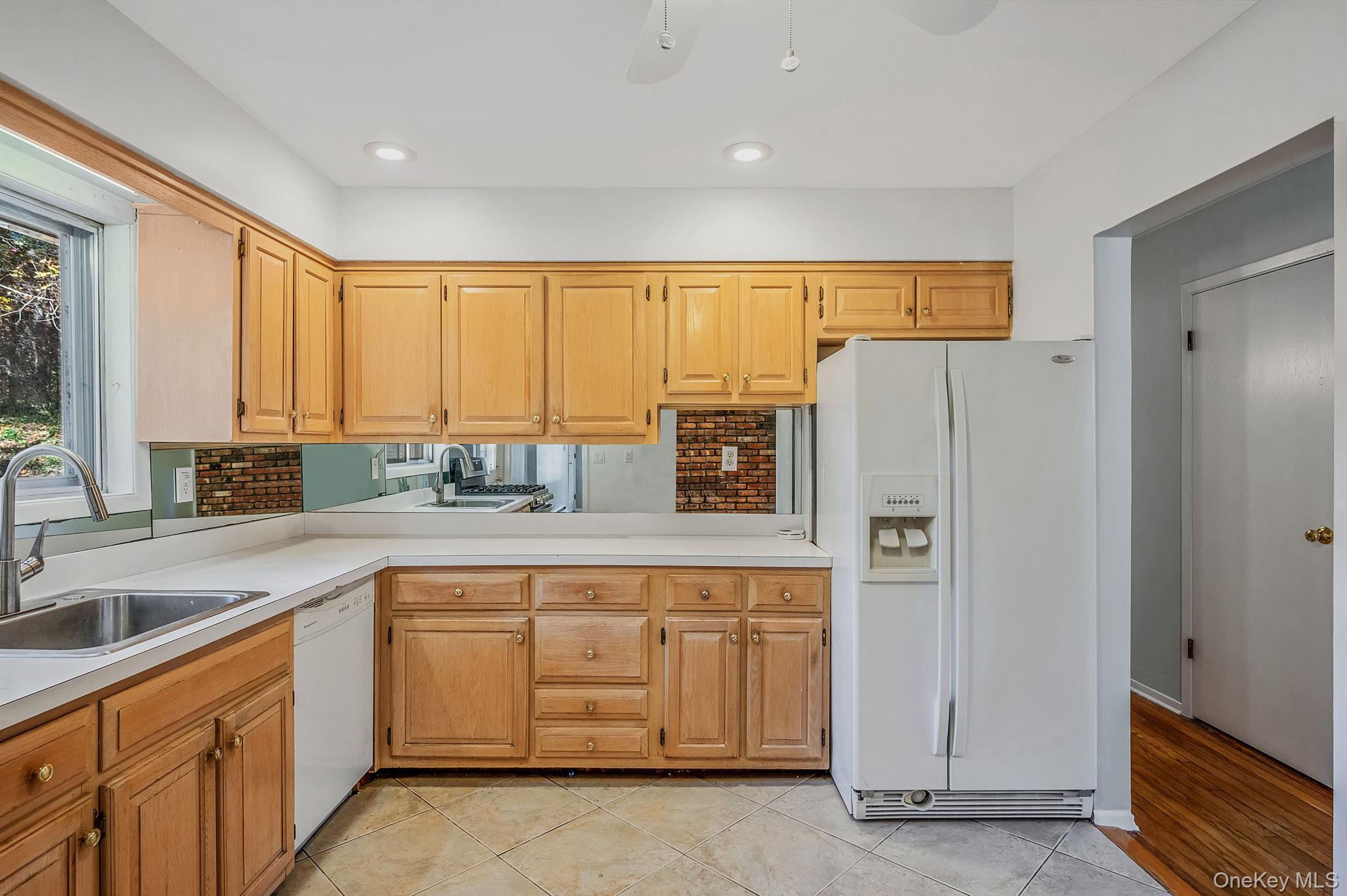 #17 photo, 23 Princeton Drive, سوفولك Dix Hills , NY 11746