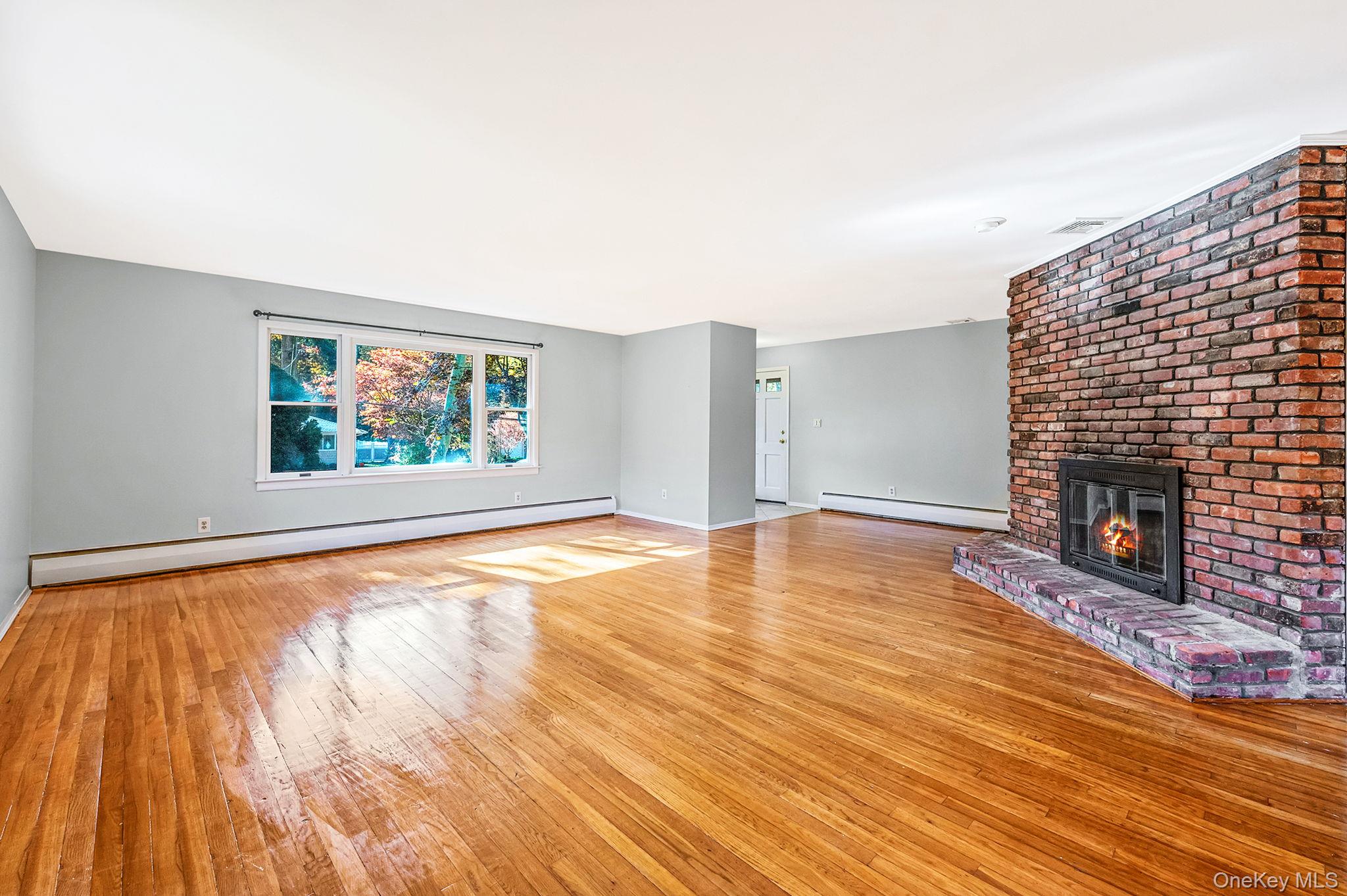 #8 photo, 23 Princeton Drive, سوفولك Dix Hills , NY 11746