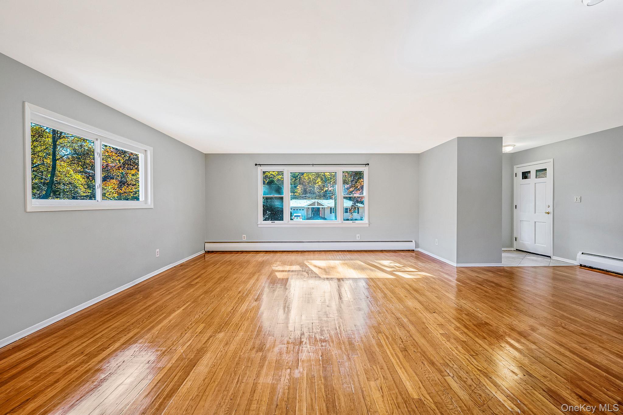 #9 photo, 23 Princeton Drive, سوفولك Dix Hills , NY 11746