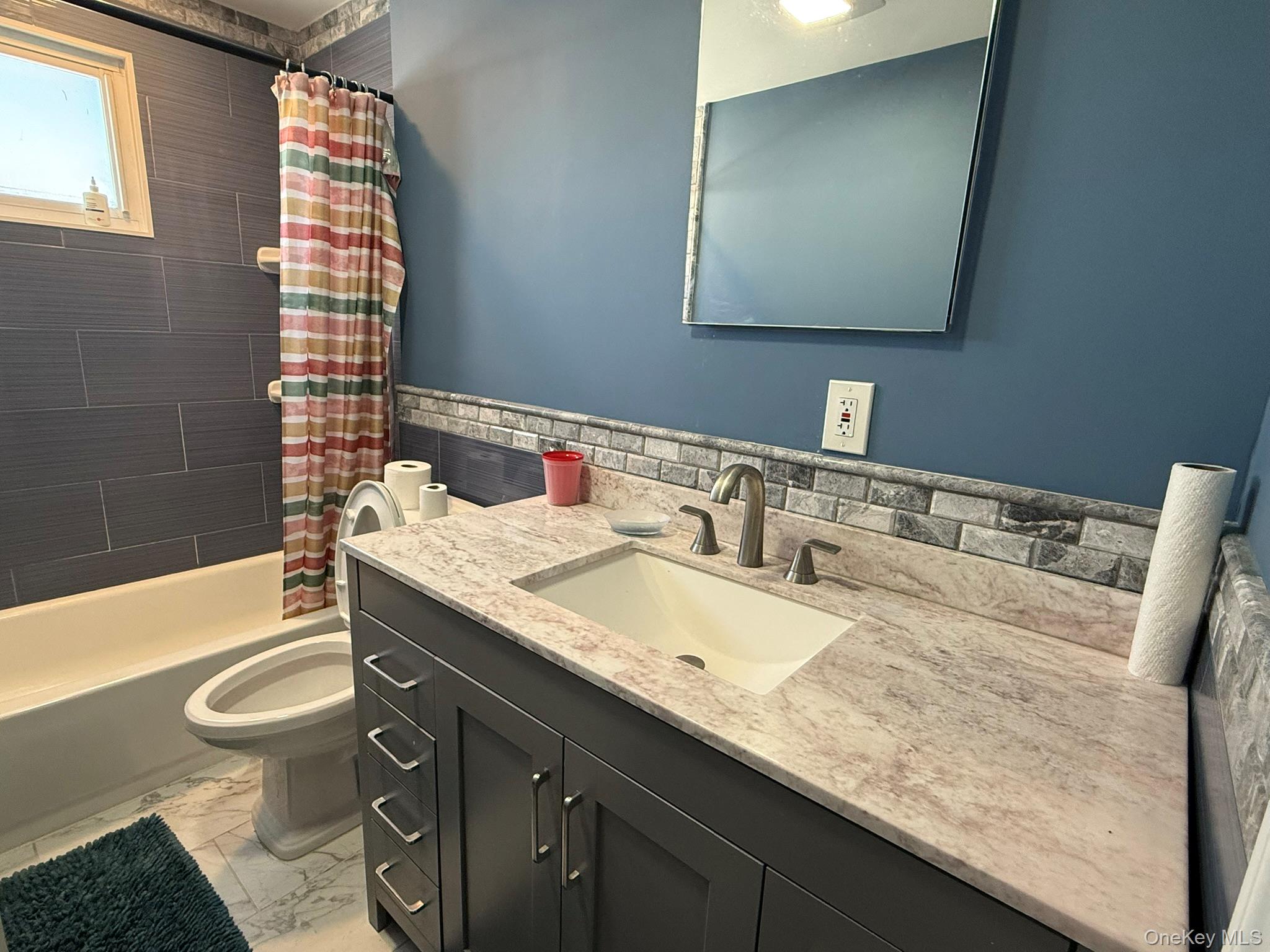 #2 photo, 8 Speed Street, सफ़ोक काउंटी Brentwood , NY 11717