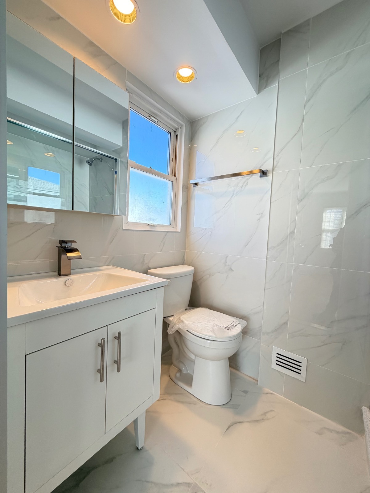 #9 photo, 15-75 208th Pl, #2FL, كوينز Bayside , NY 11360