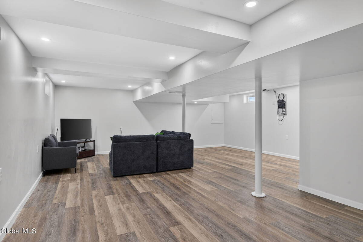 #31 photo, 1087 Laura Street, Rotterdam , NY 12306