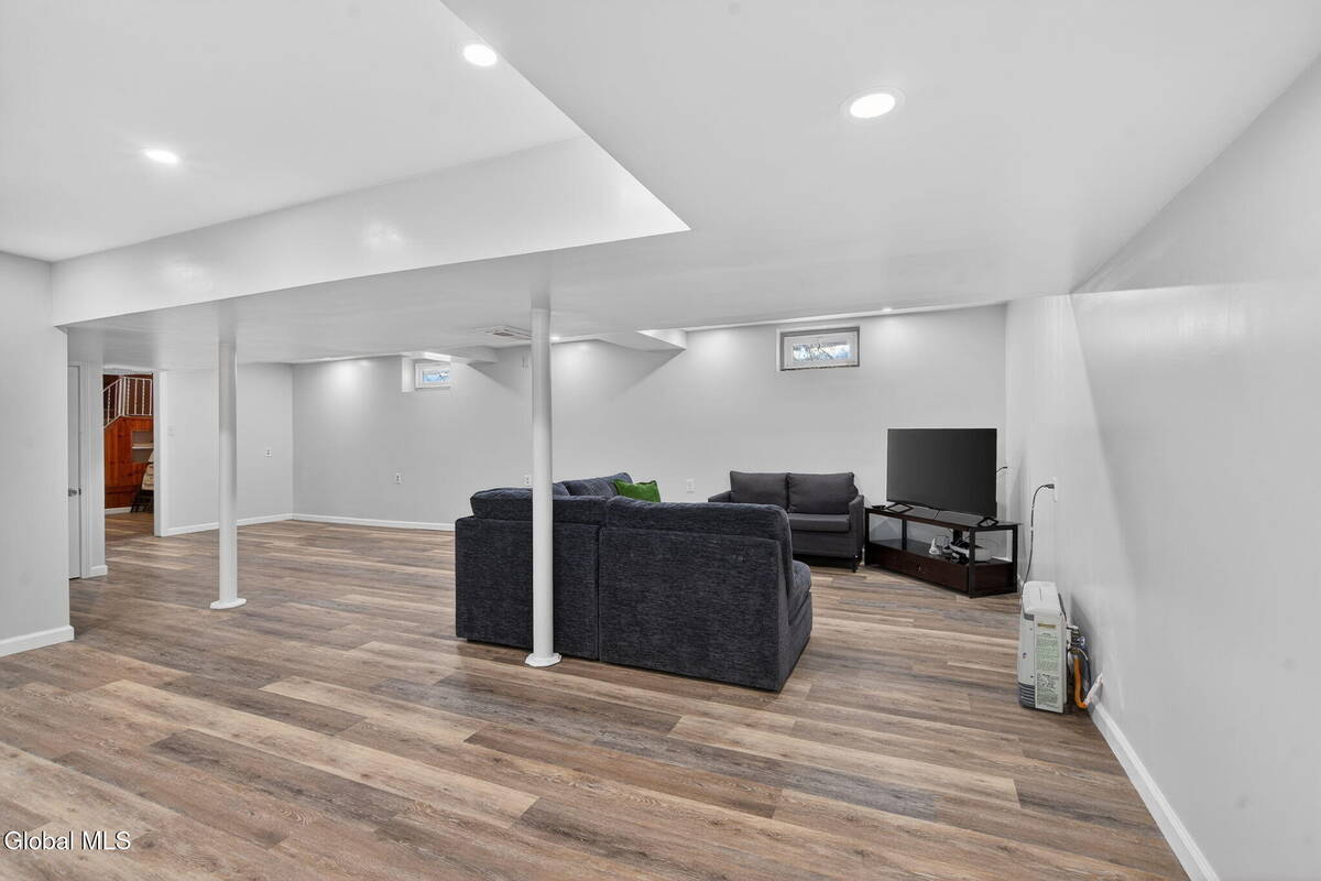 #34 photo, 1087 Laura Street, Rotterdam , NY 12306