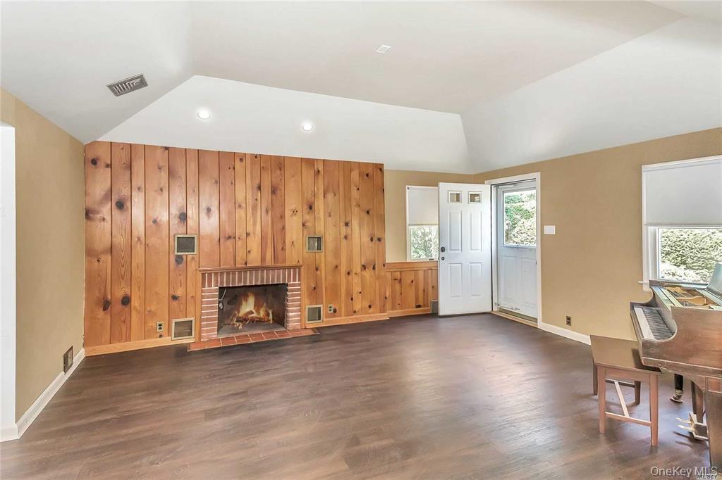 #3 photo, 25 Valentine Avenue, Саффолк ‖ Huntington , NY 11743