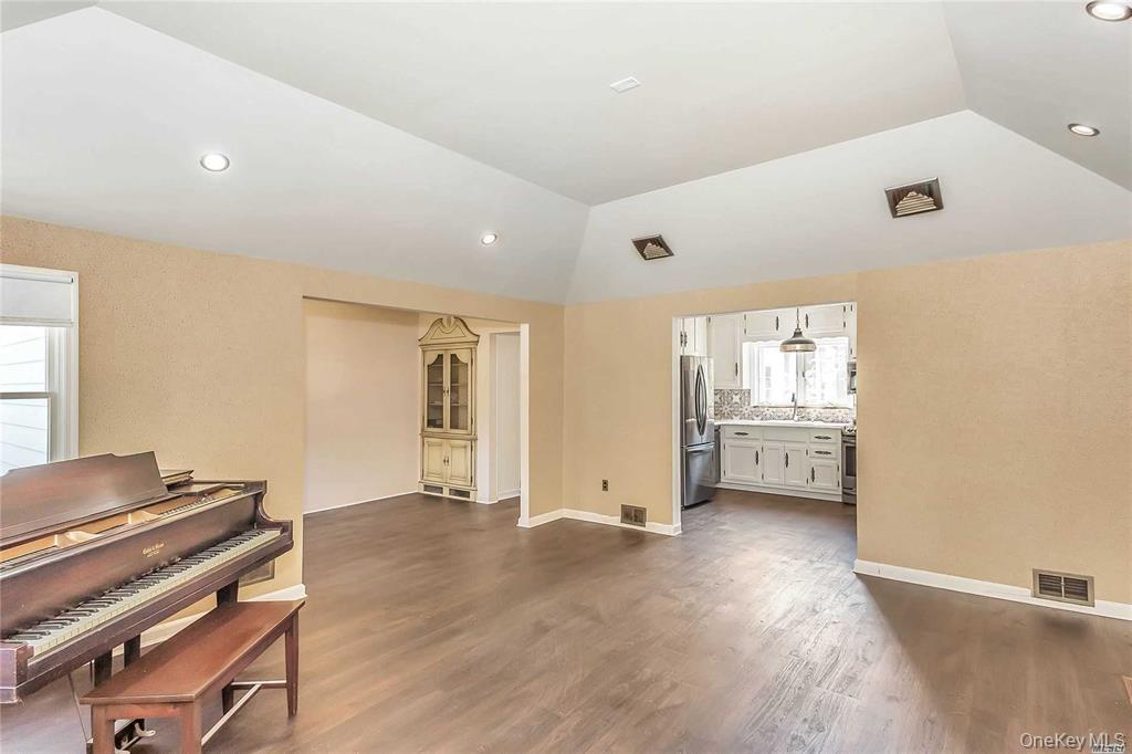 #4 photo, 25 Valentine Avenue, Саффолк ‖ Huntington , NY 11743