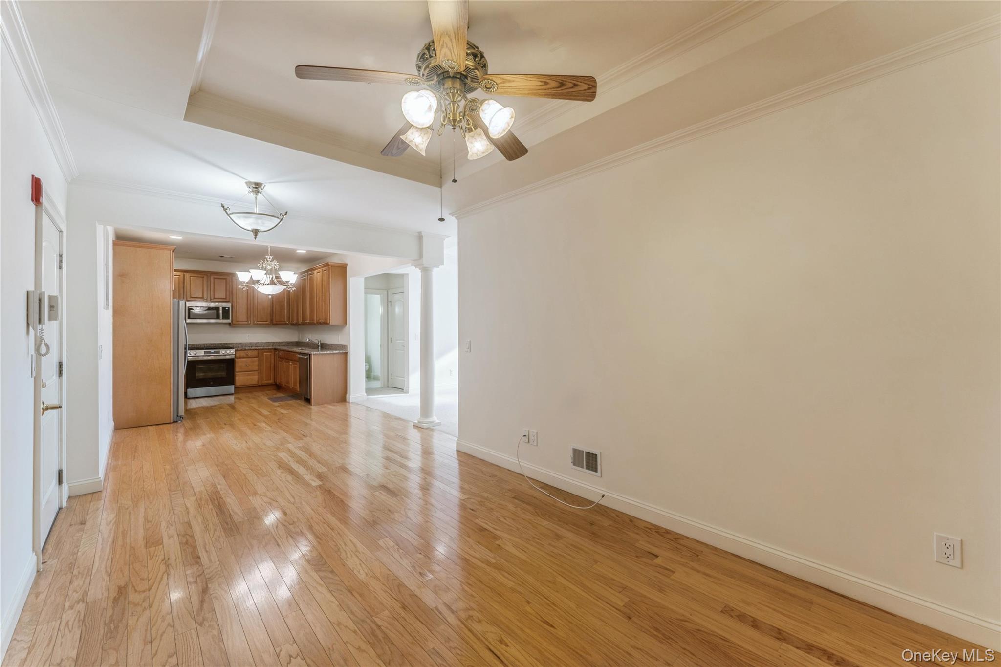 #5 photo, 420 Pacing Way, Westbury , NY 11590