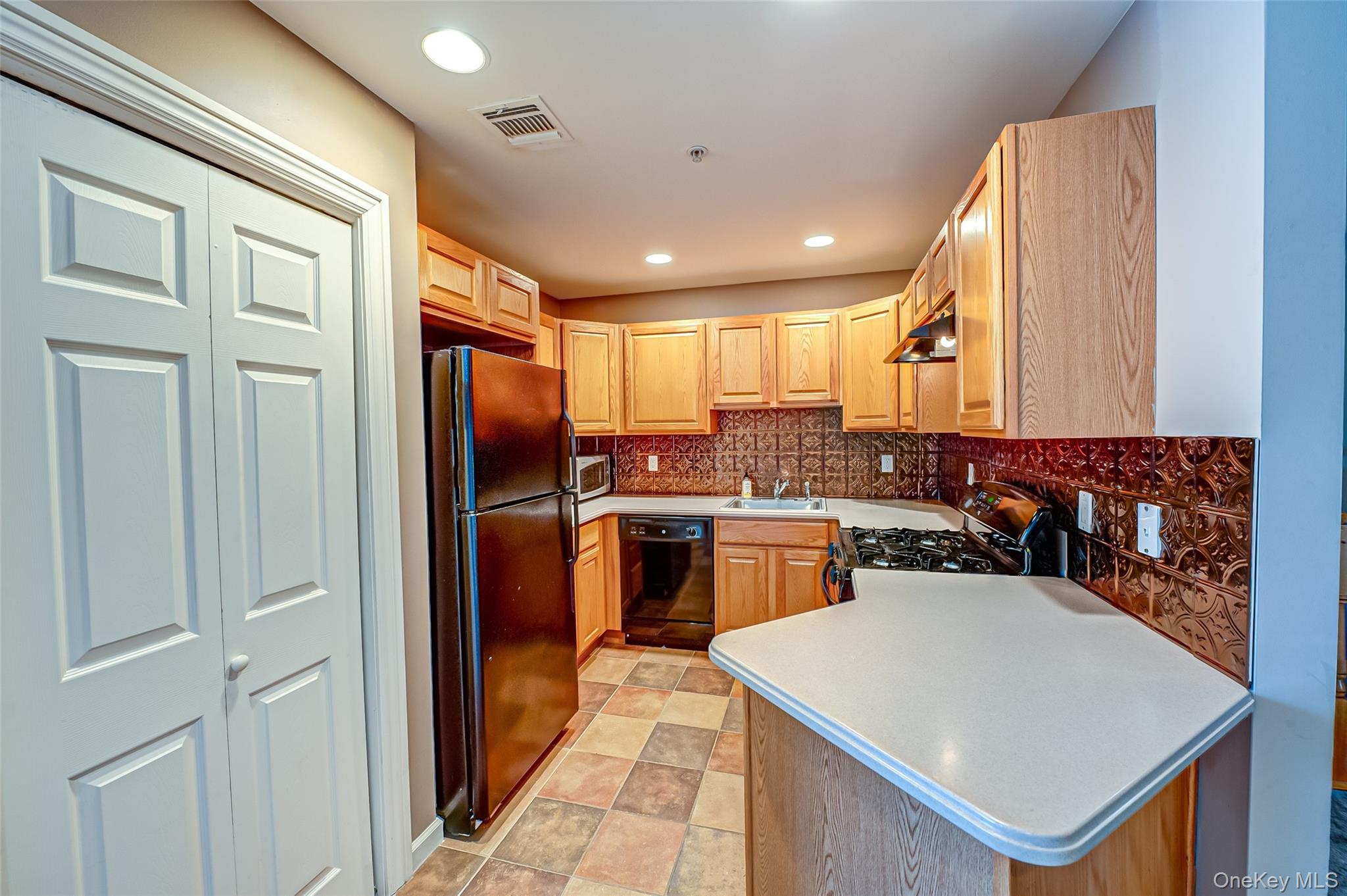 #3 photo, 28 Lorien Place, Melville , NY 11747