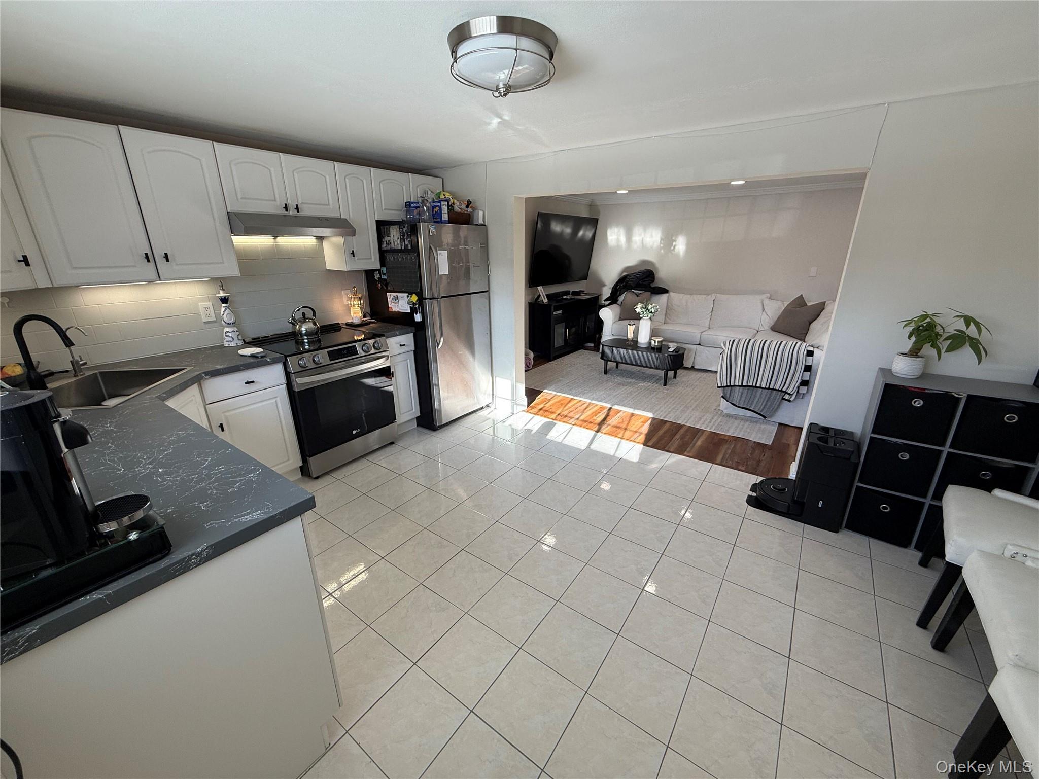 #5 photo, 547 Middle Street, North Babylon , NY 11703