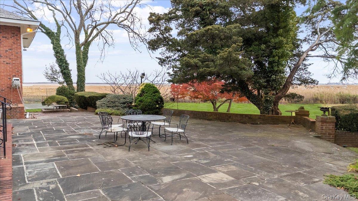 #12 photo, 246 Briarwood Crossing, नासाउ काउंटी Lawrence , NY 11559