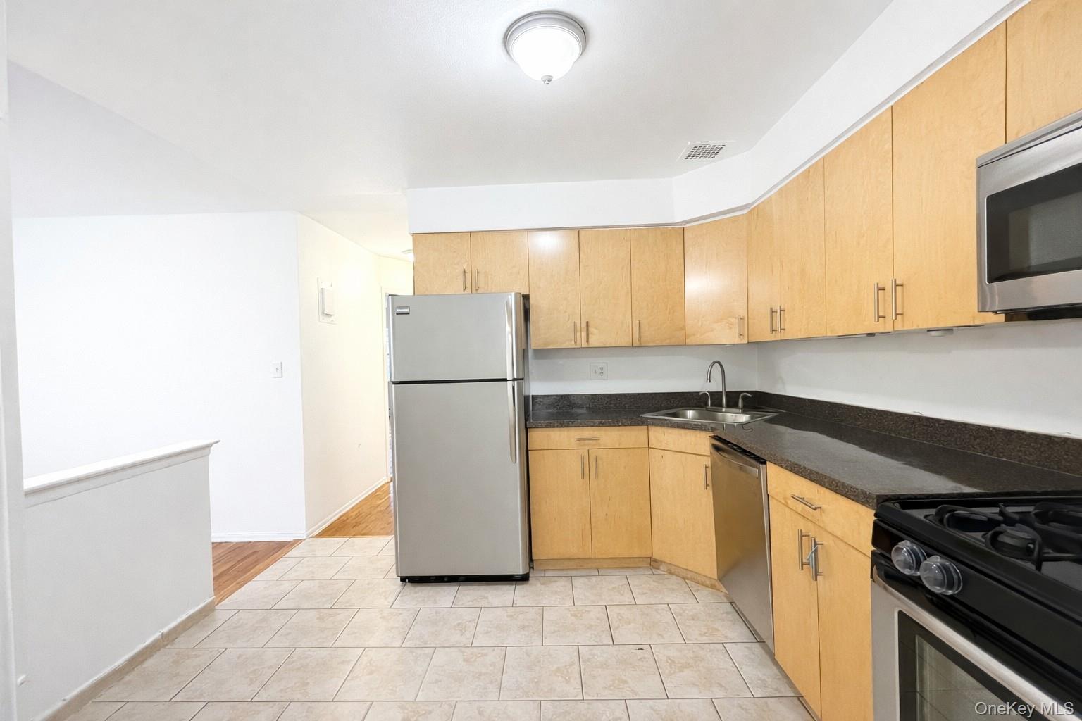 #7 photo, 16-56 Bell, Bayside , NY 11360