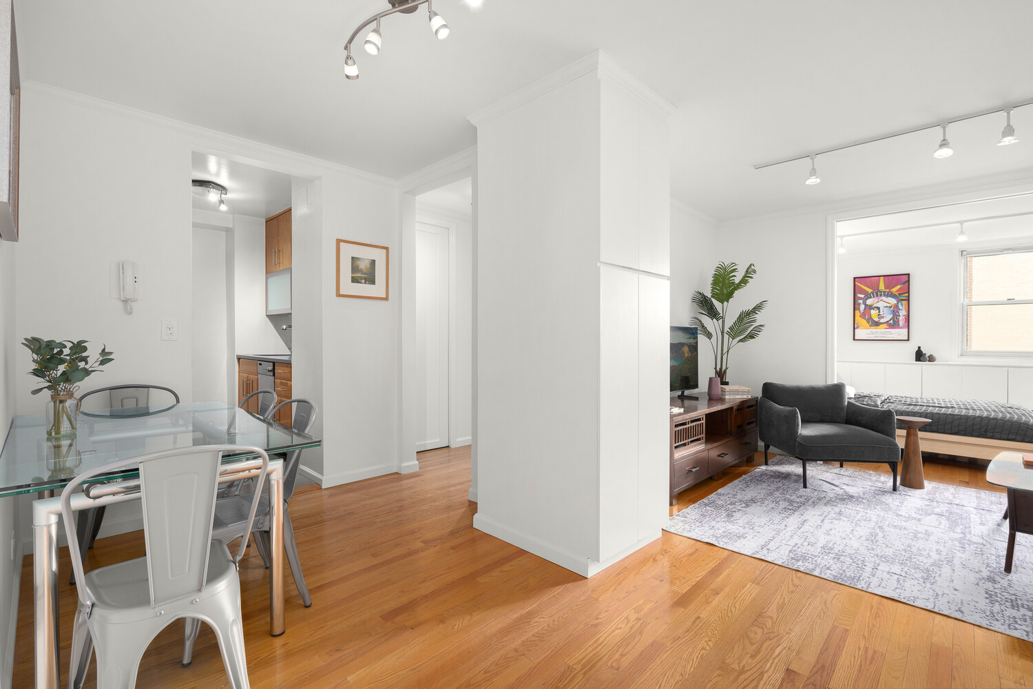 #3 photo, 77 7TH Avenue, Chelsea , NY 10011