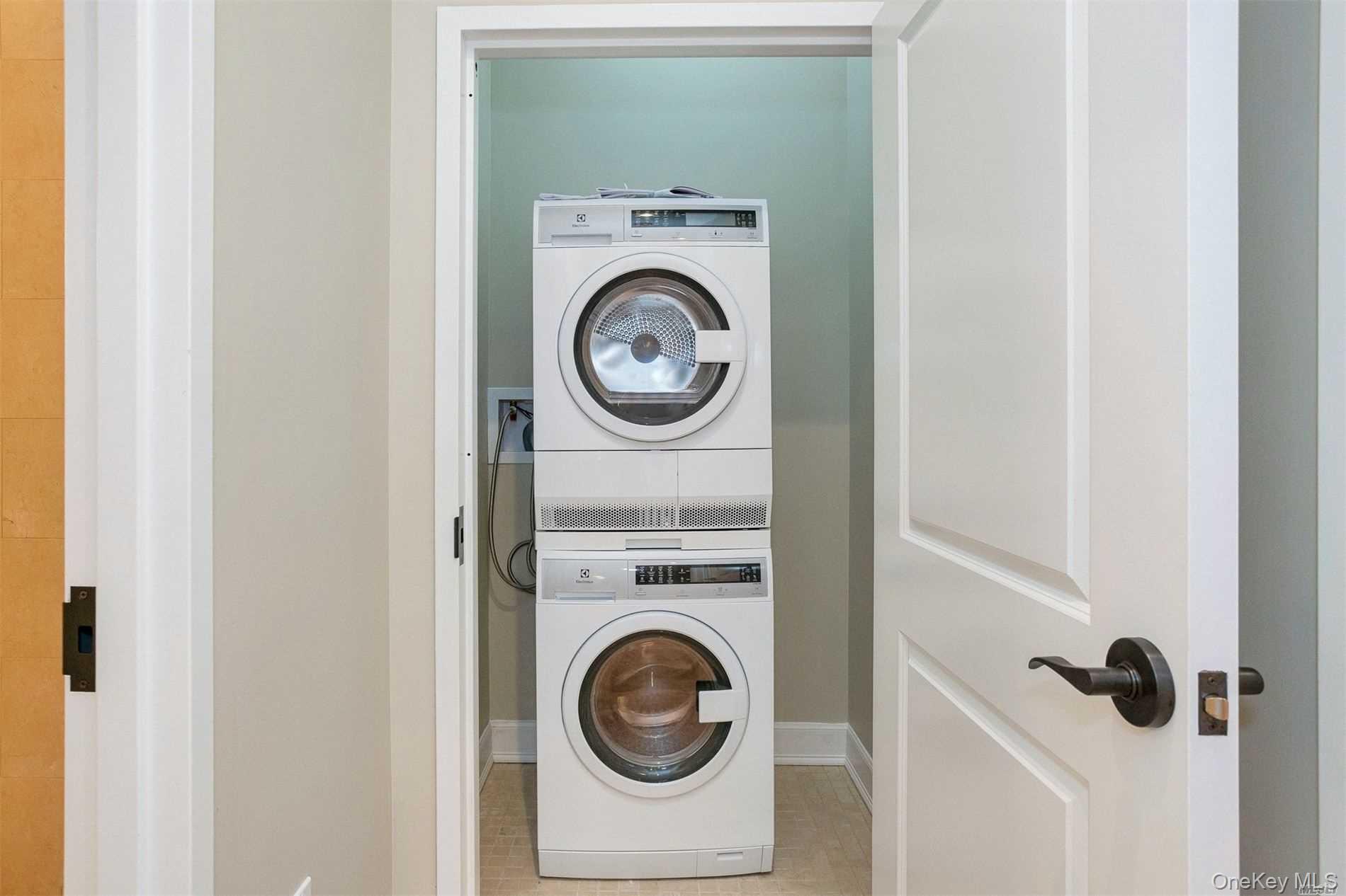 #10 photo, 10 Wall Street, Саффолк ‖ Huntington , NY 11743