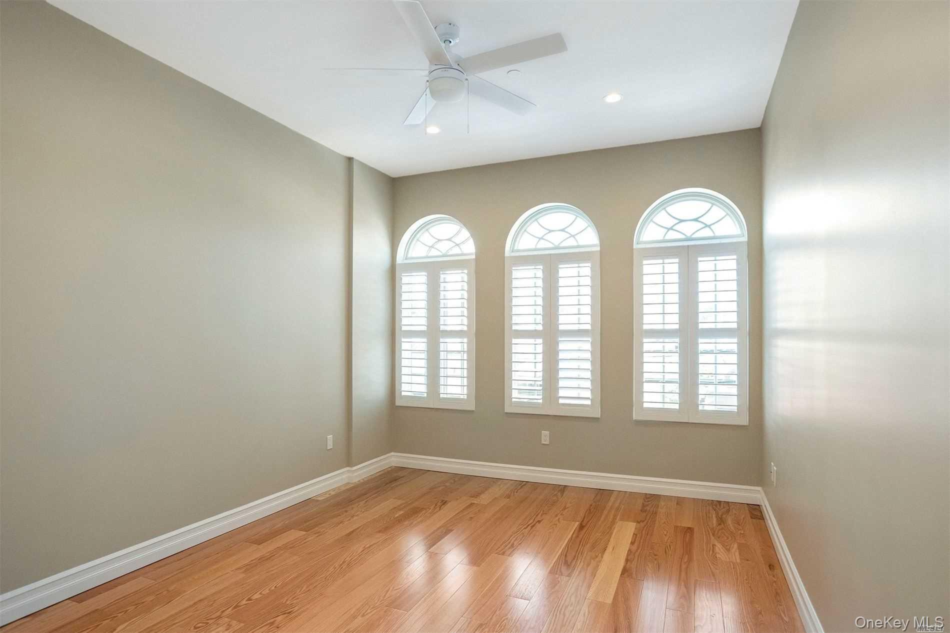 #12 photo, 10 Wall Street, Саффолк ‖ Huntington , NY 11743