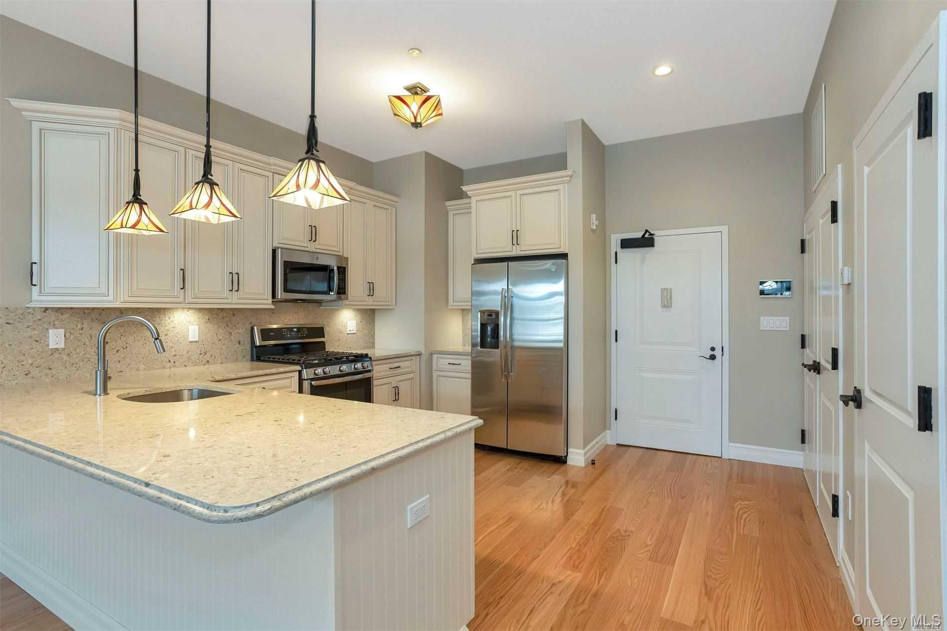 #3 photo, 10 Wall Street, Саффолк ‖ Huntington , NY 11743