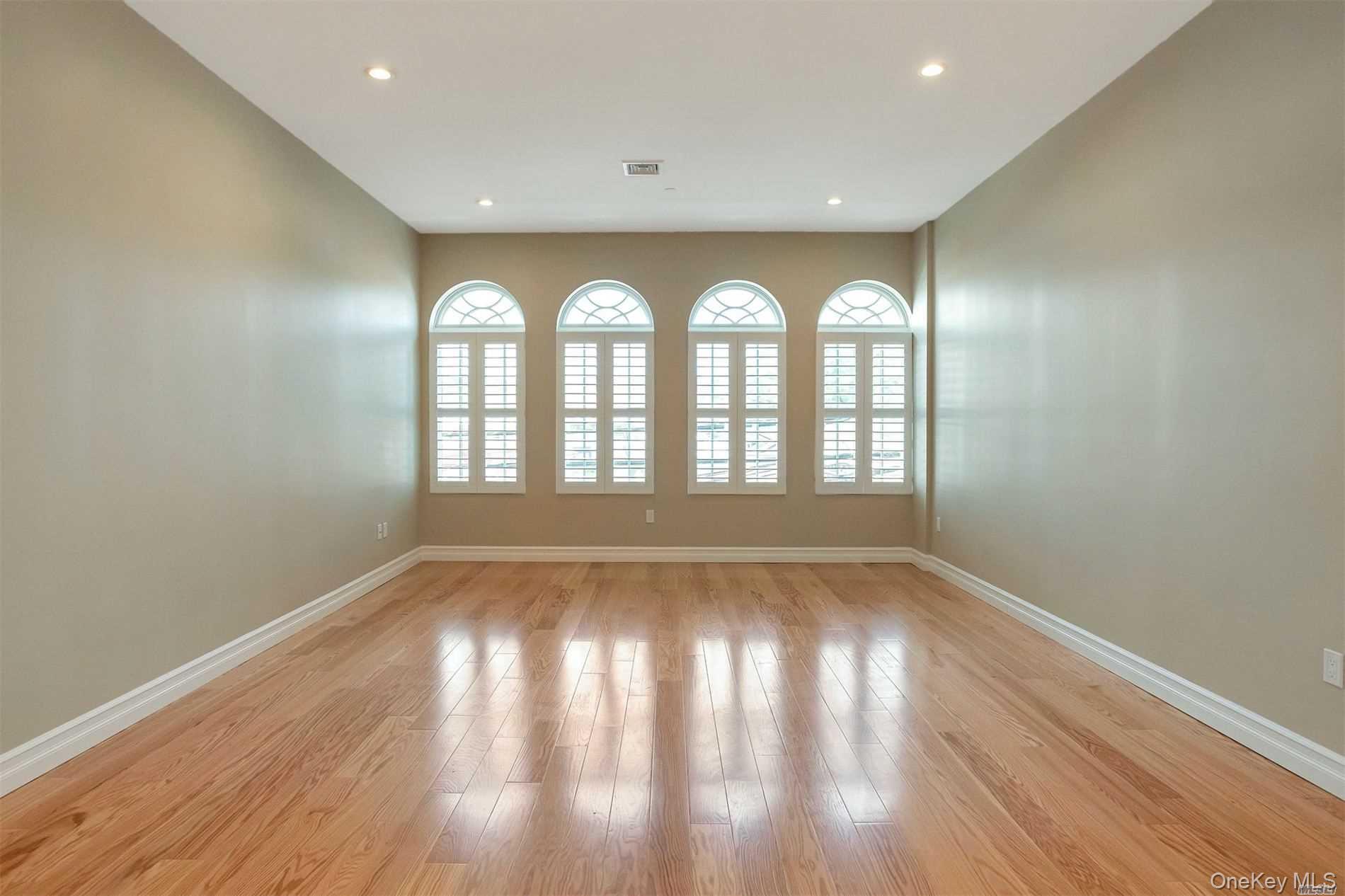 #6 photo, 10 Wall Street, Саффолк ‖ Huntington , NY 11743