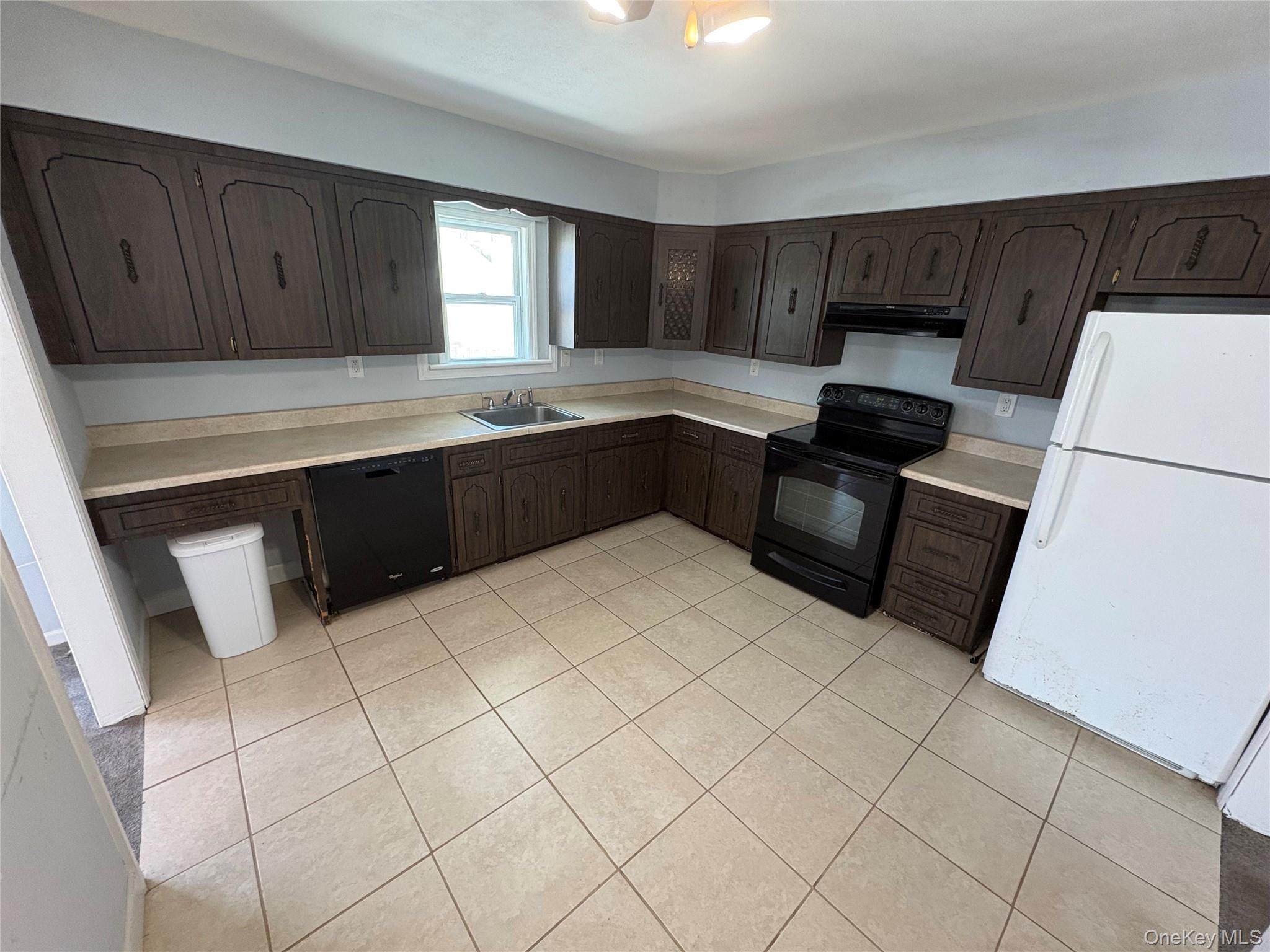 #1 photo, 16 Linden Street, 롱 아일랜드 Coram , NY 11727