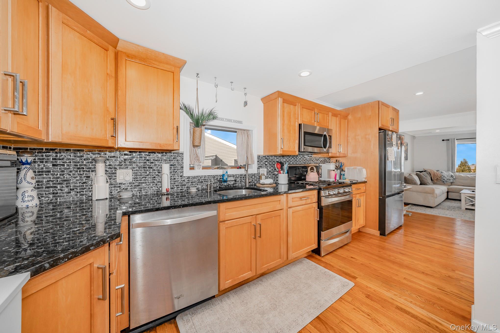 #10 photo, 161 Division Avenue, ナッソー郡 Massapequa , NY 11758