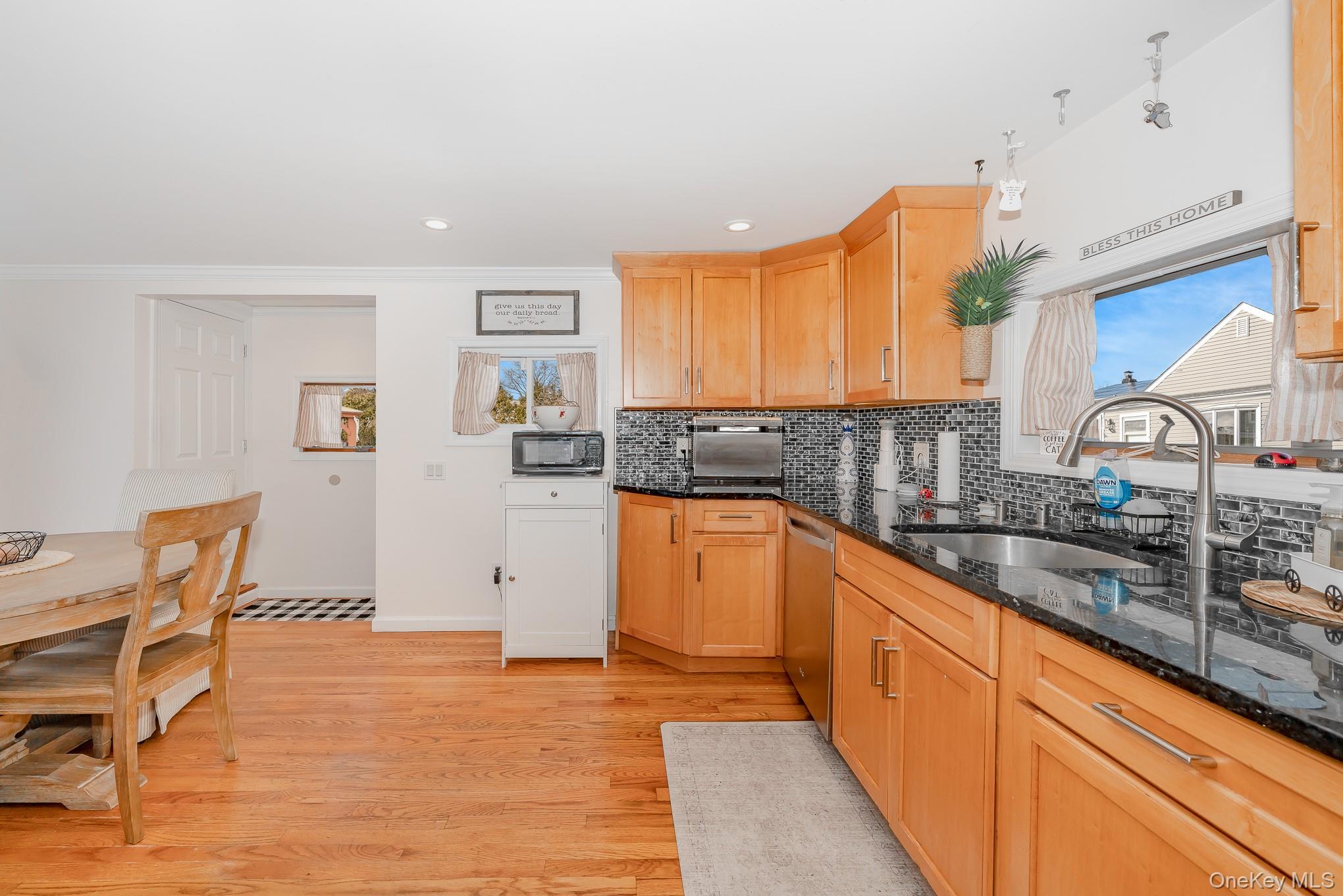 #11 photo, 161 Division Avenue, ナッソー郡 Massapequa , NY 11758