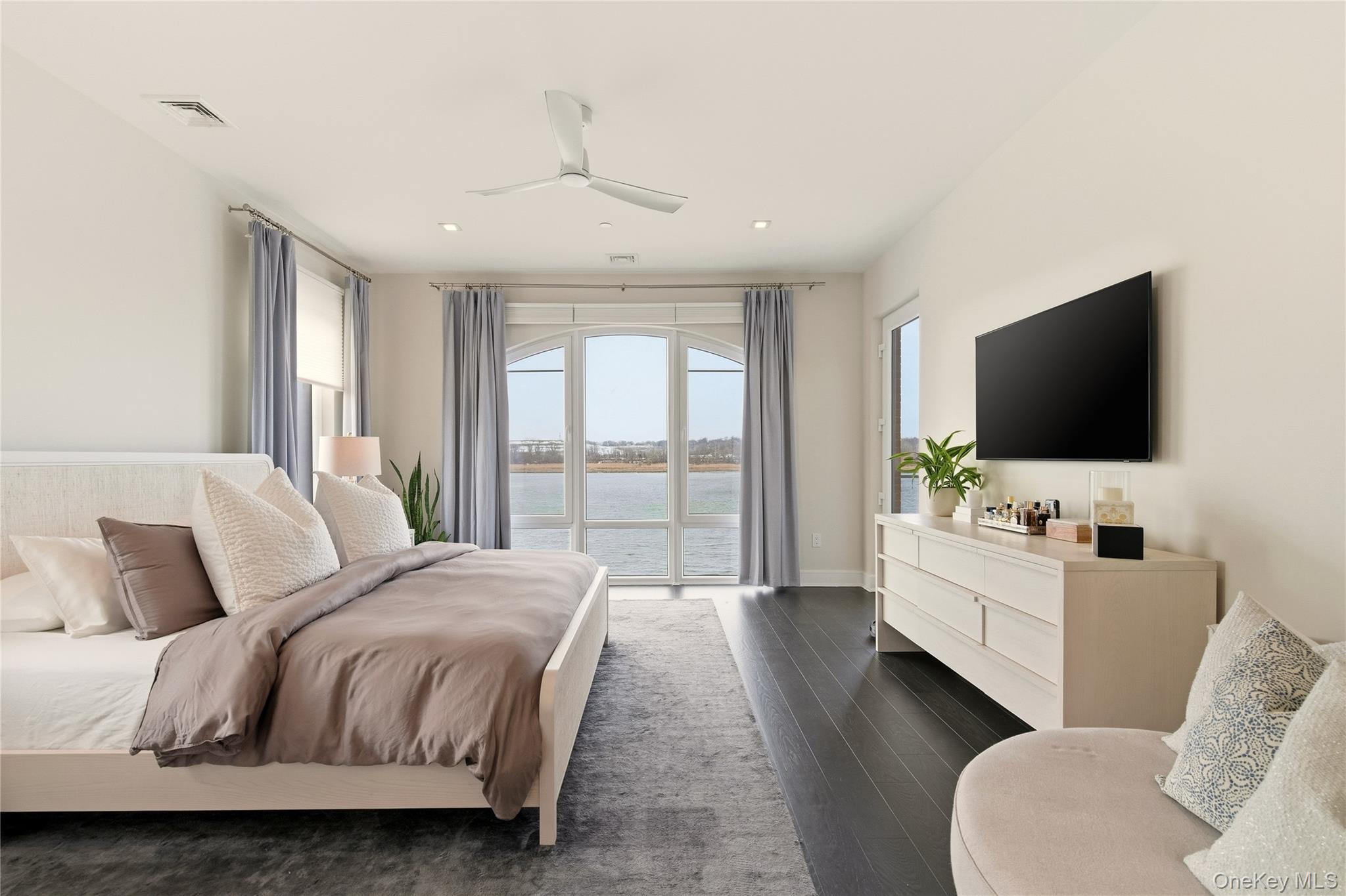 #18 photo, 10 Shore Road, Glenwood Landing , NY 11547