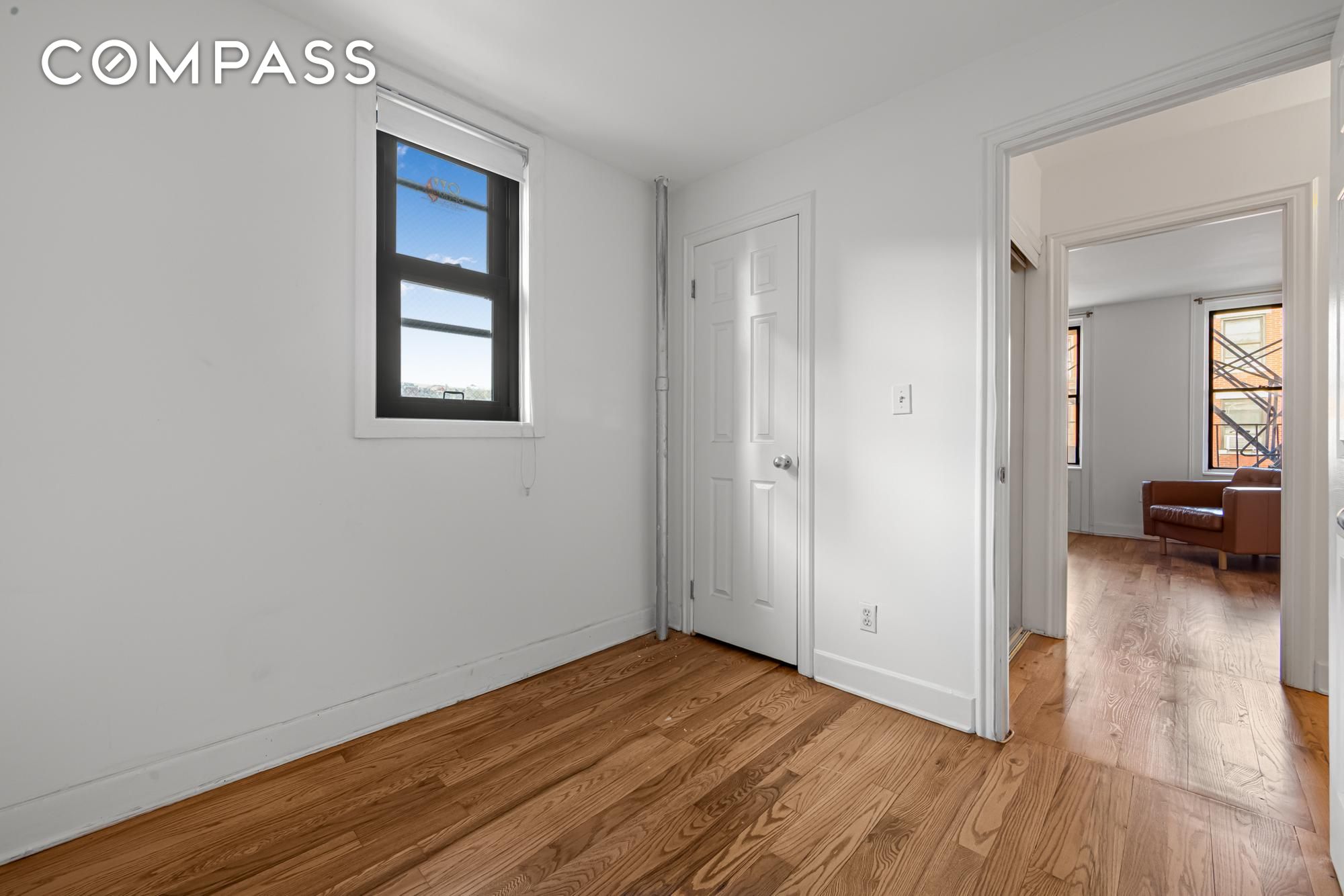 #8 photo, 504 E 6th Street, מנהטן East Village , NY 10009