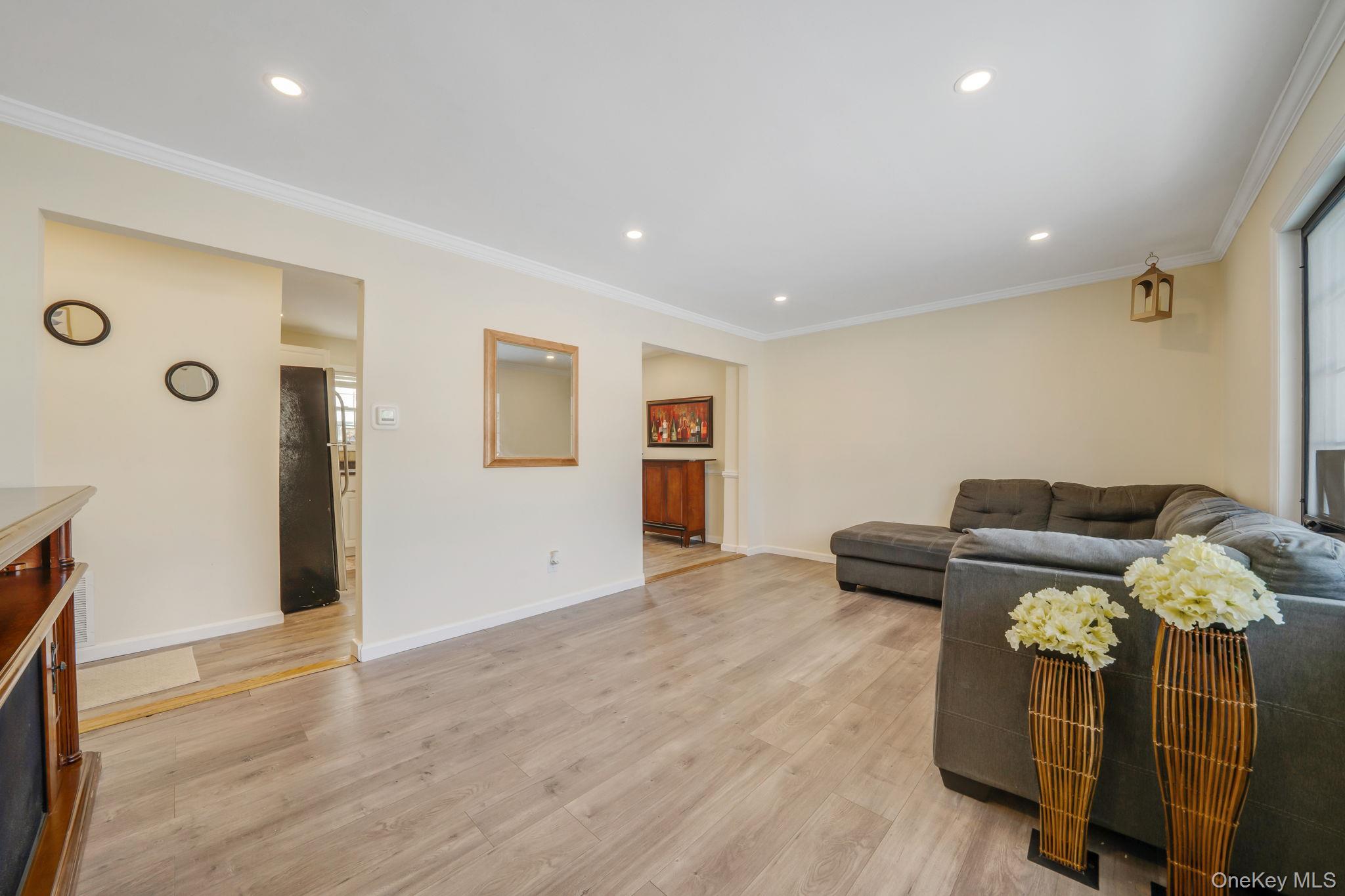 #17 photo, 90 Winchester Drive, Lindenhurst , NY 11757