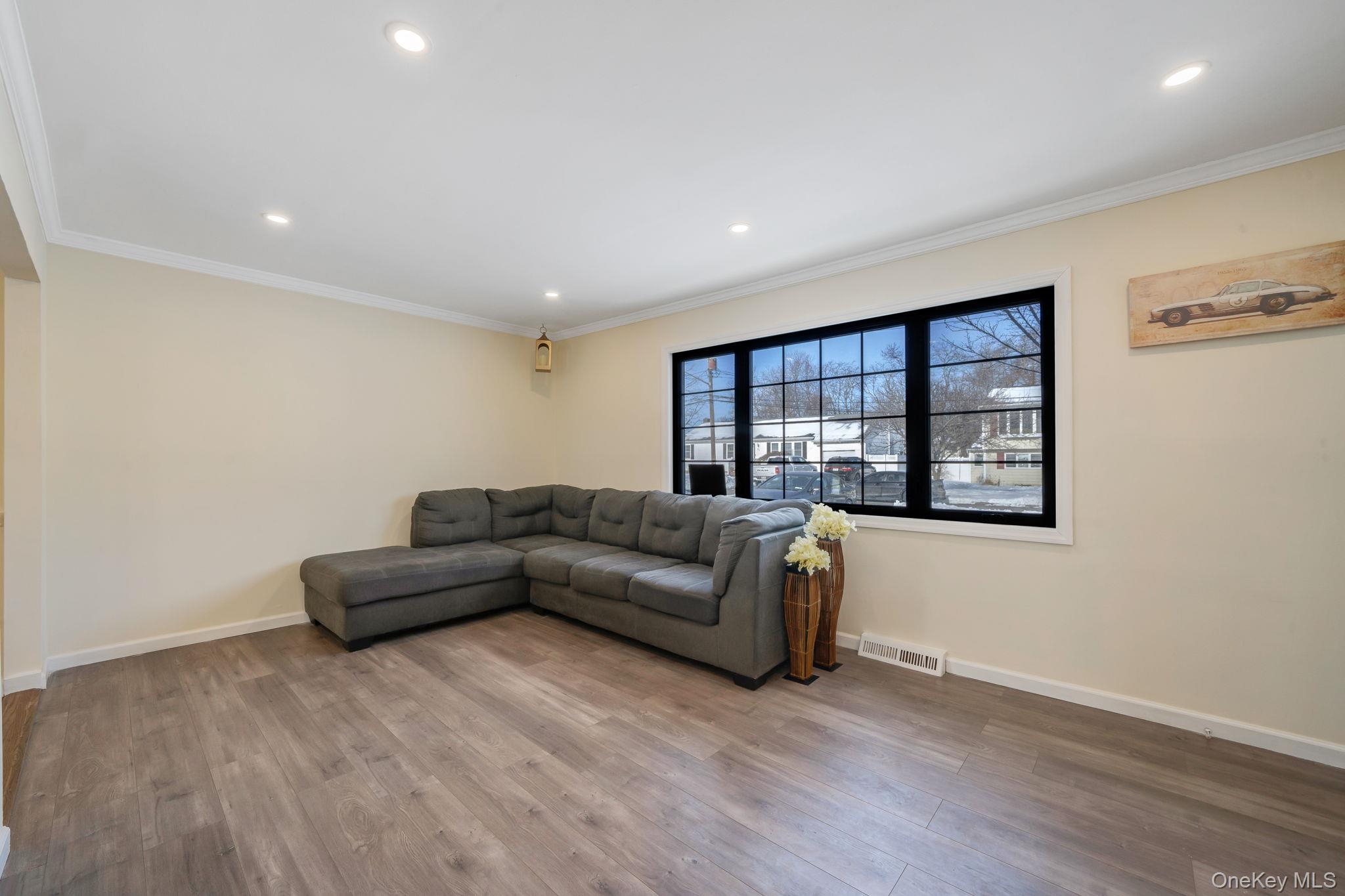 #19 photo, 90 Winchester Drive, Lindenhurst , NY 11757