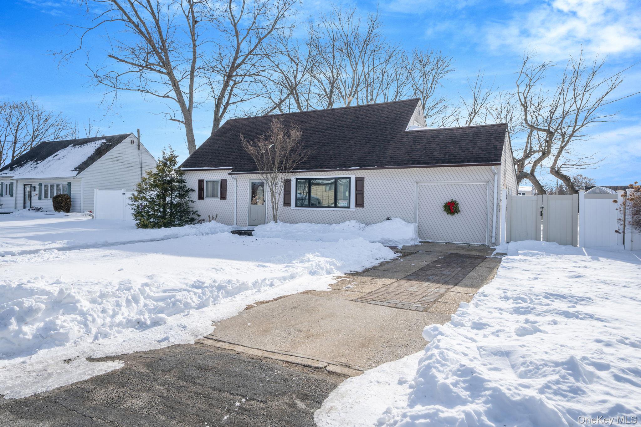 #4 photo, 90 Winchester Drive, Lindenhurst , NY 11757