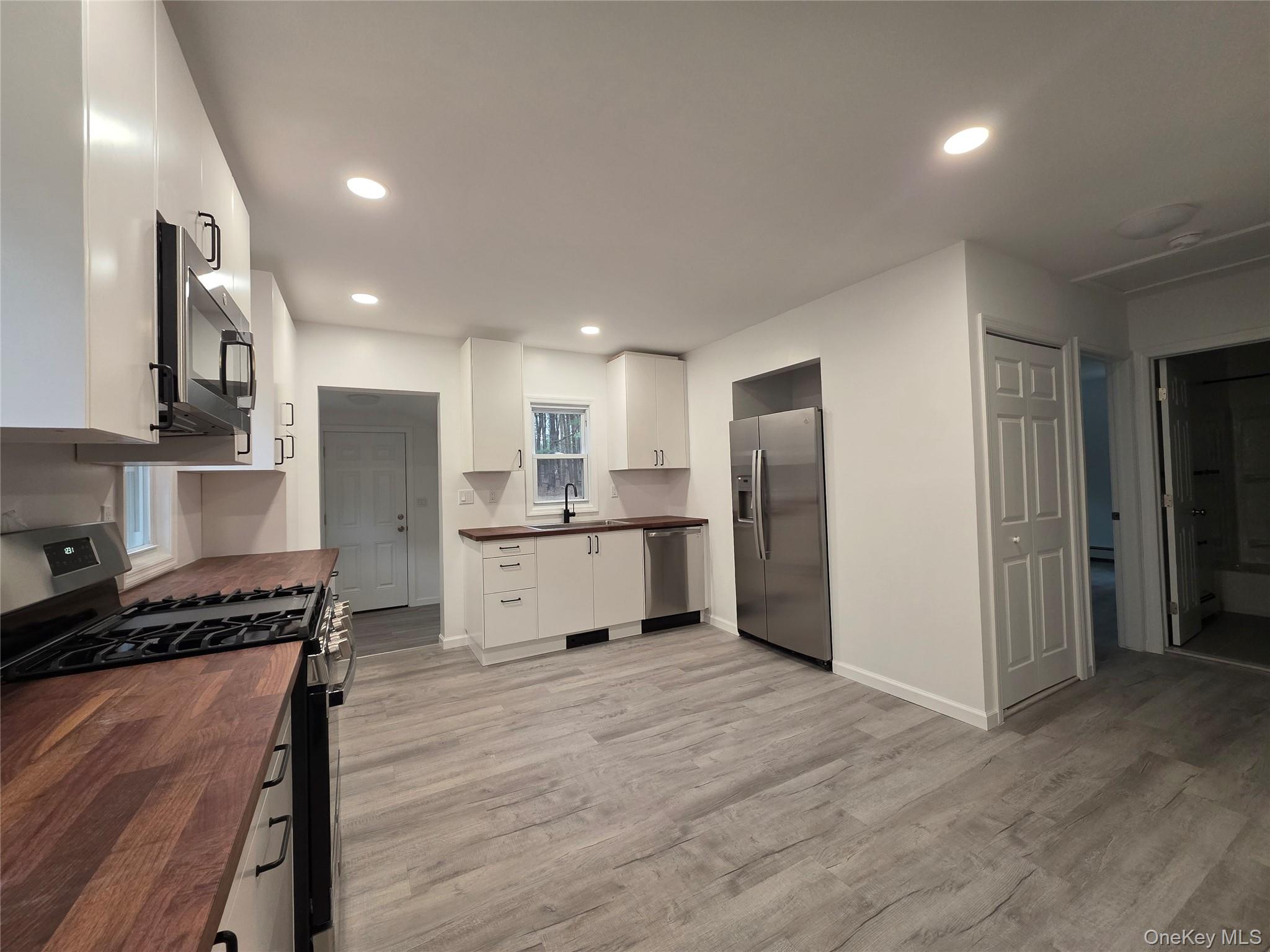 #3 photo, 200 Deforest Road, Dix Hills , NY 11746