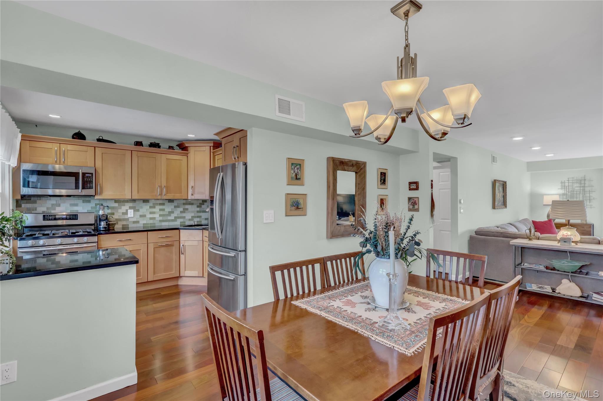 #4 photo, 219 Mariners Way, Copiague , NY 11726