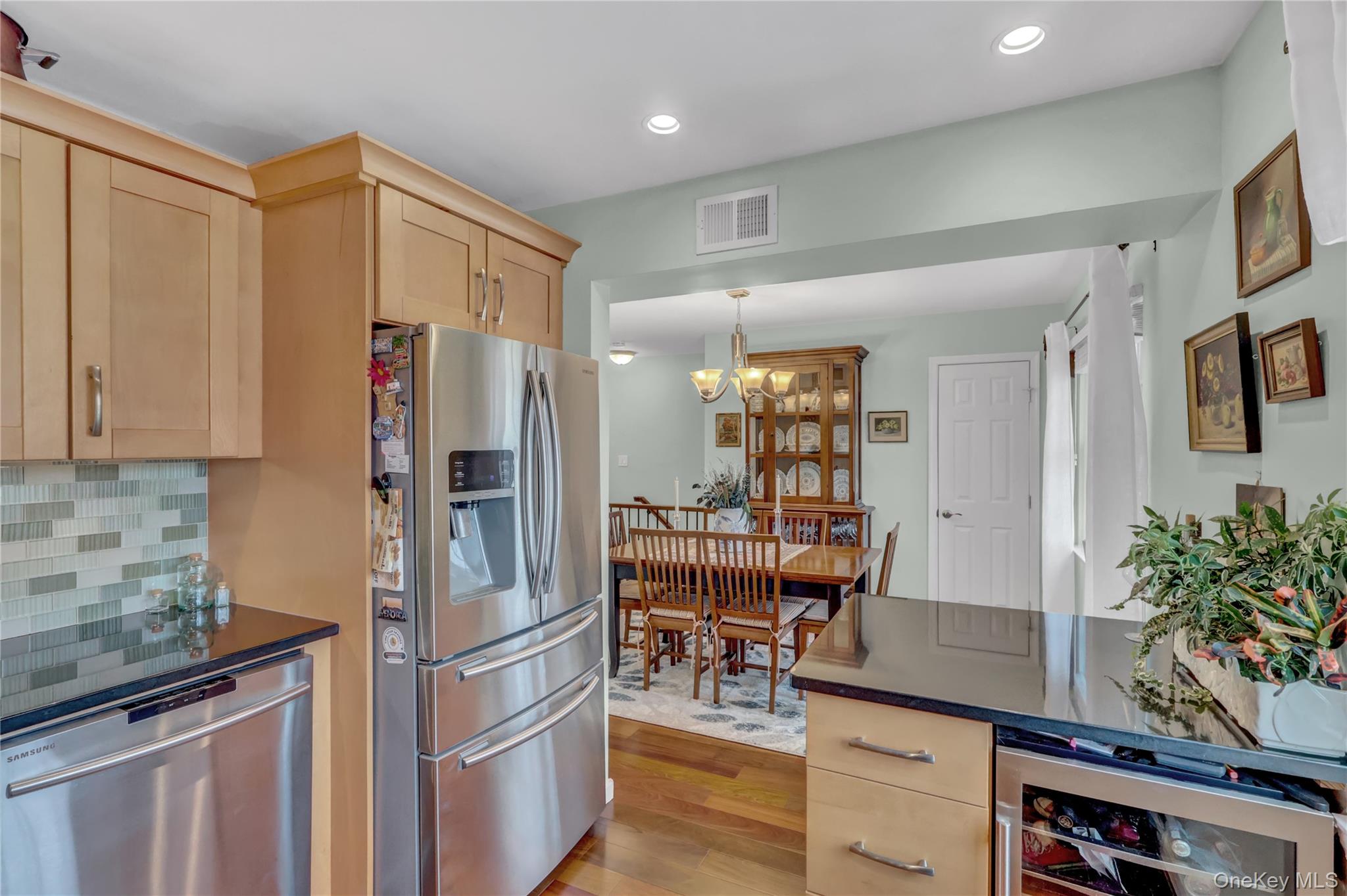 #6 photo, 219 Mariners Way, Copiague , NY 11726