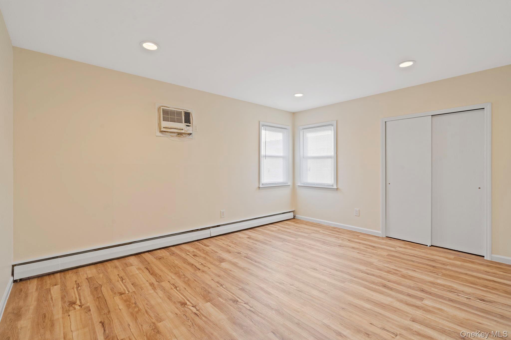 #12 photo, 480 Ocean Avenue, नासाउ काउंटी East Rockaway , NY 11518