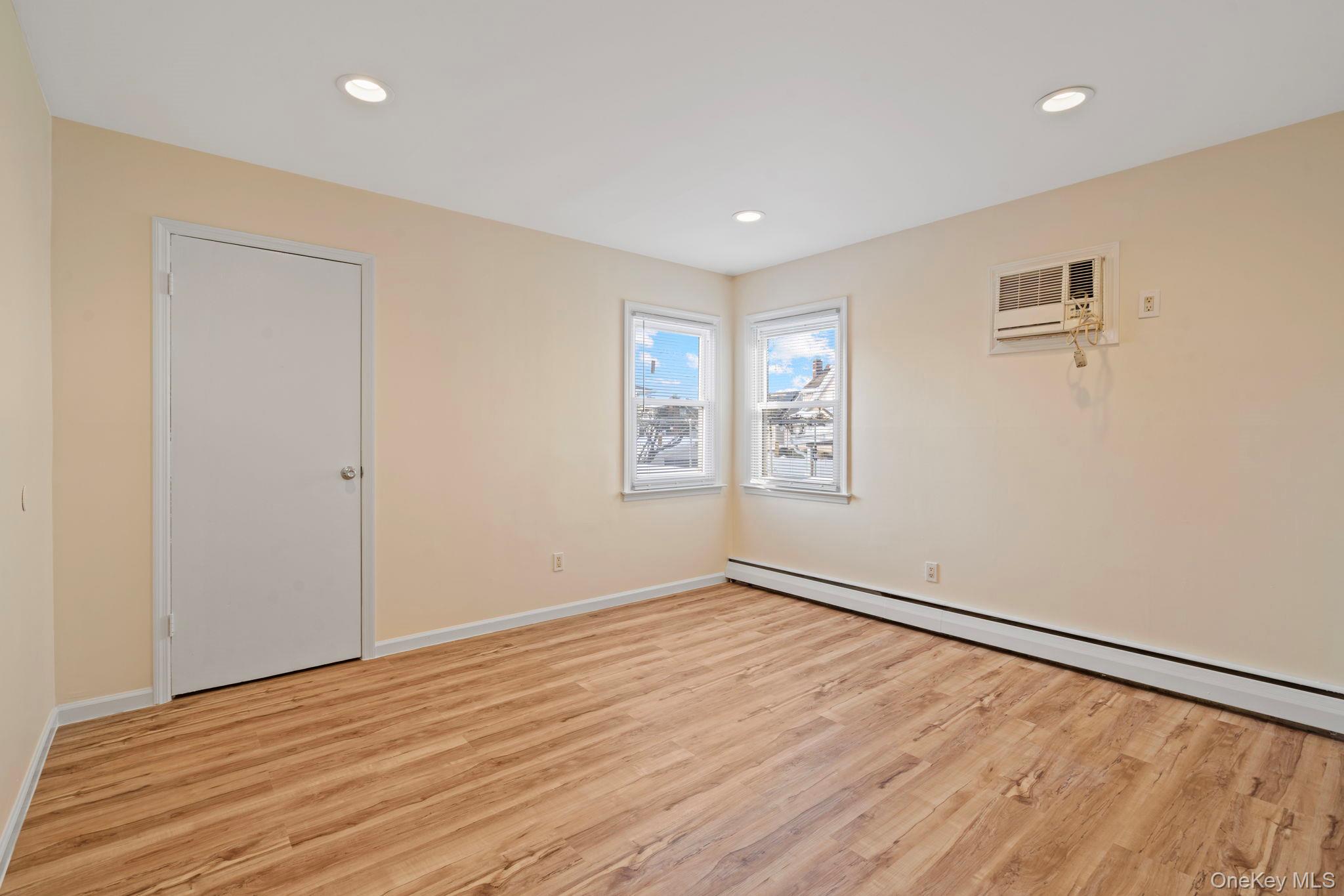 #14 photo, 480 Ocean Avenue, नासाउ काउंटी East Rockaway , NY 11518